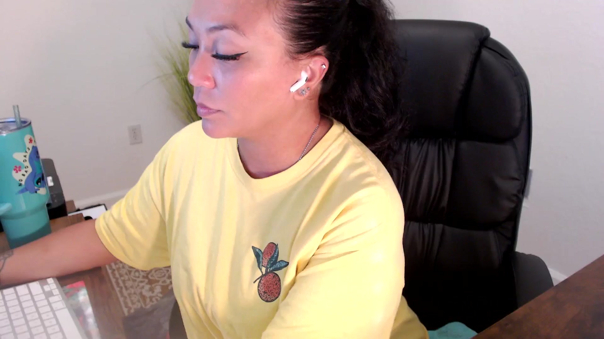 Gallery image thumbnail from MickaylaStar's myfreecams stream on, 06/24/2025, 21:39 image 11 of 20