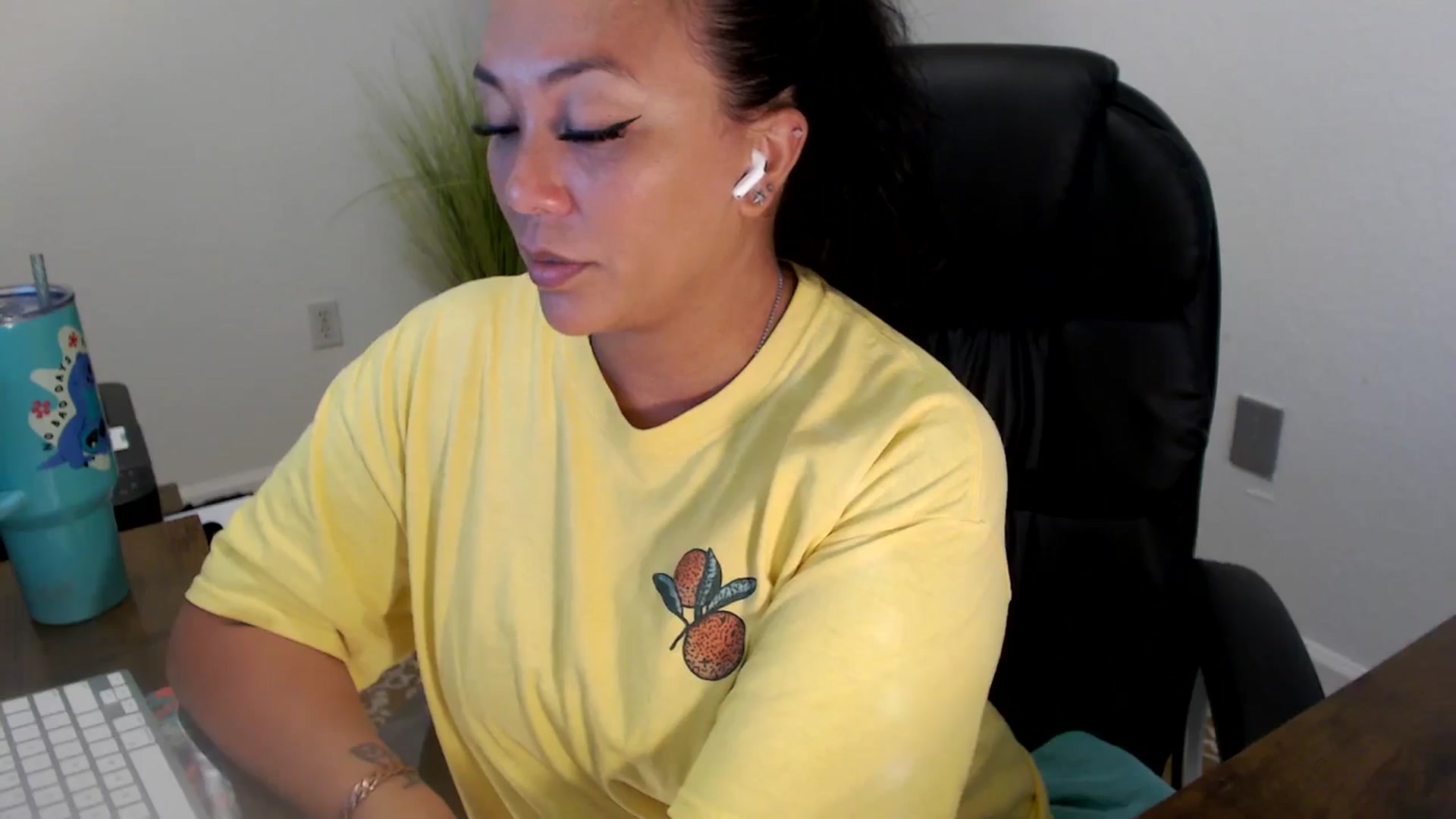Gallery image thumbnail from MickaylaStar's myfreecams stream on, 06/24/2025, 21:39 image 19 of 20