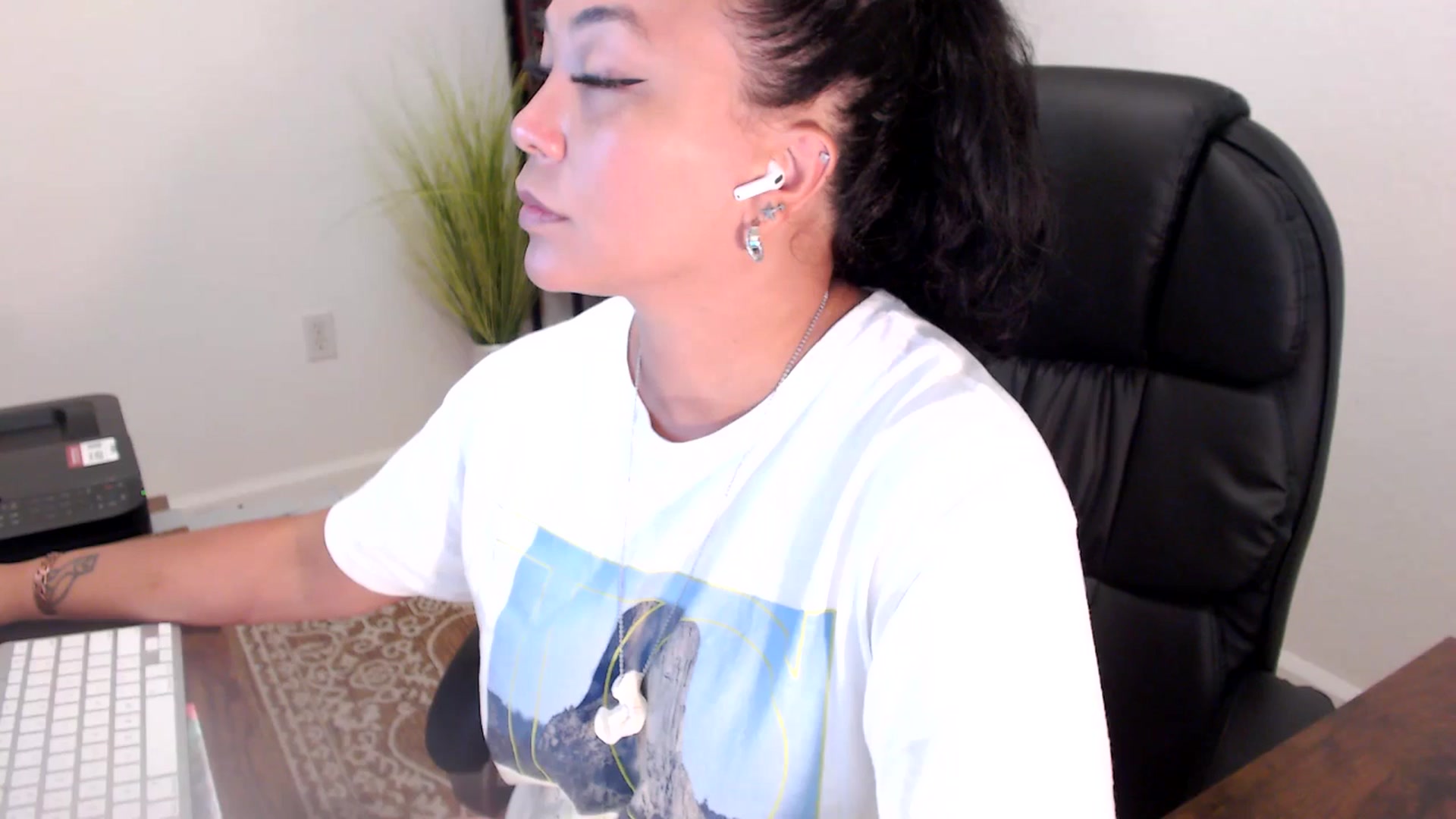 Gallery image thumbnail from MickaylaStar's myfreecams stream on, 06/25/2025, 17:45 image 3 of 20