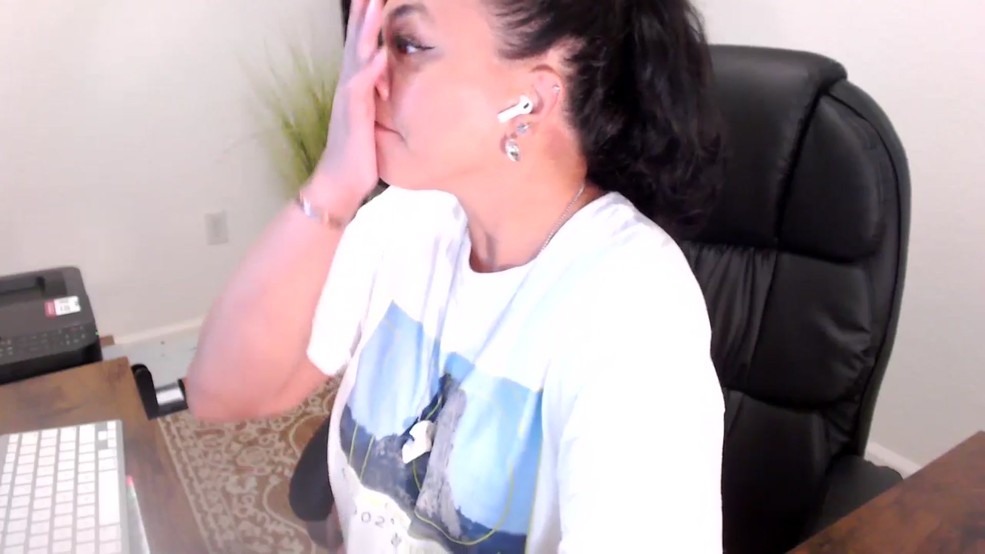 Gallery image thumbnail from MickaylaStar's myfreecams stream on, 06/25/2025, 17:45 image 4 of 20