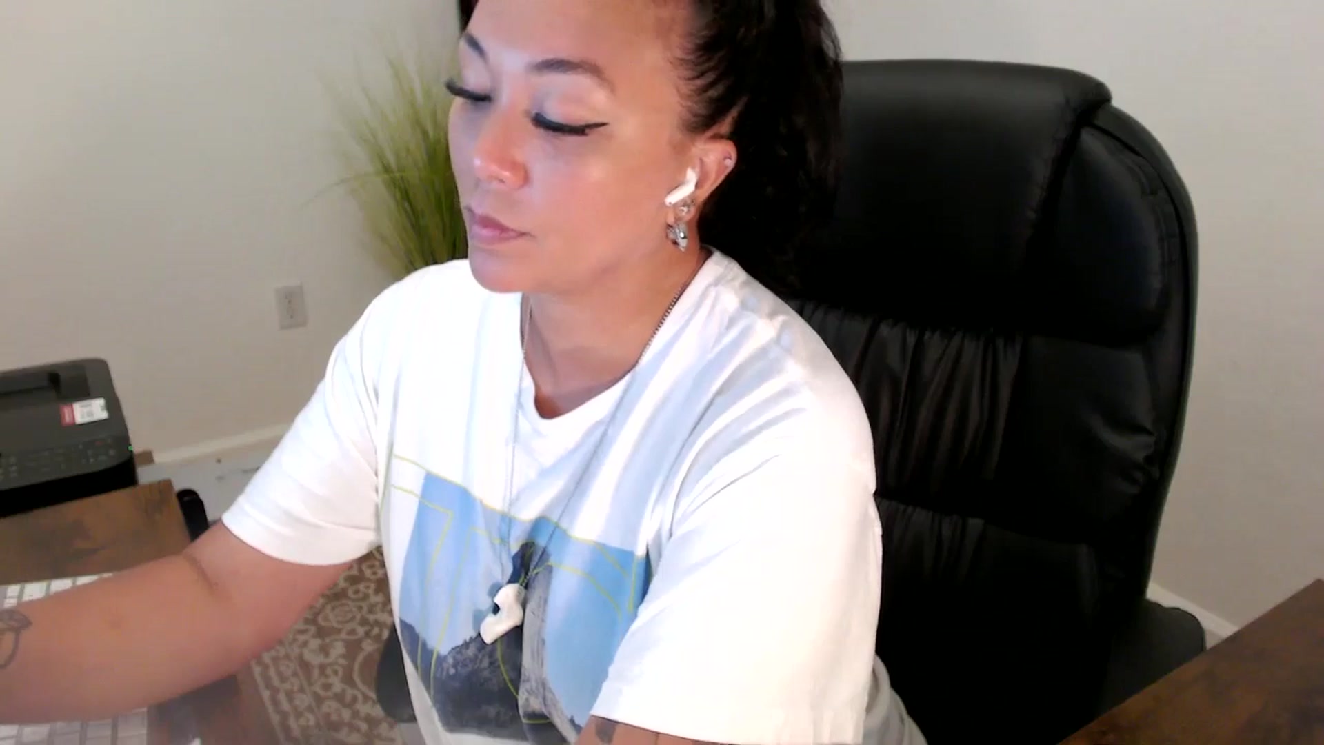 Gallery image thumbnail from MickaylaStar's myfreecams stream on, 06/25/2025, 17:45 image 10 of 20