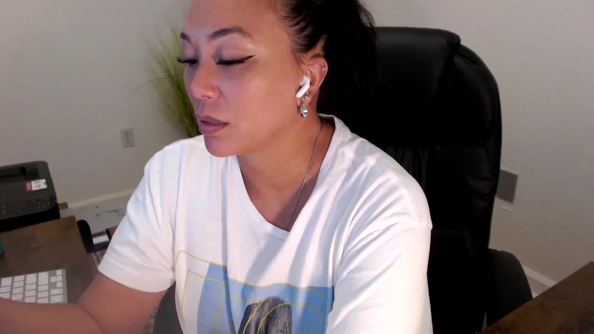 Gallery image thumbnail from MickaylaStar's myfreecams stream on, 06/25/2025, 20:08 image 4 of 20
