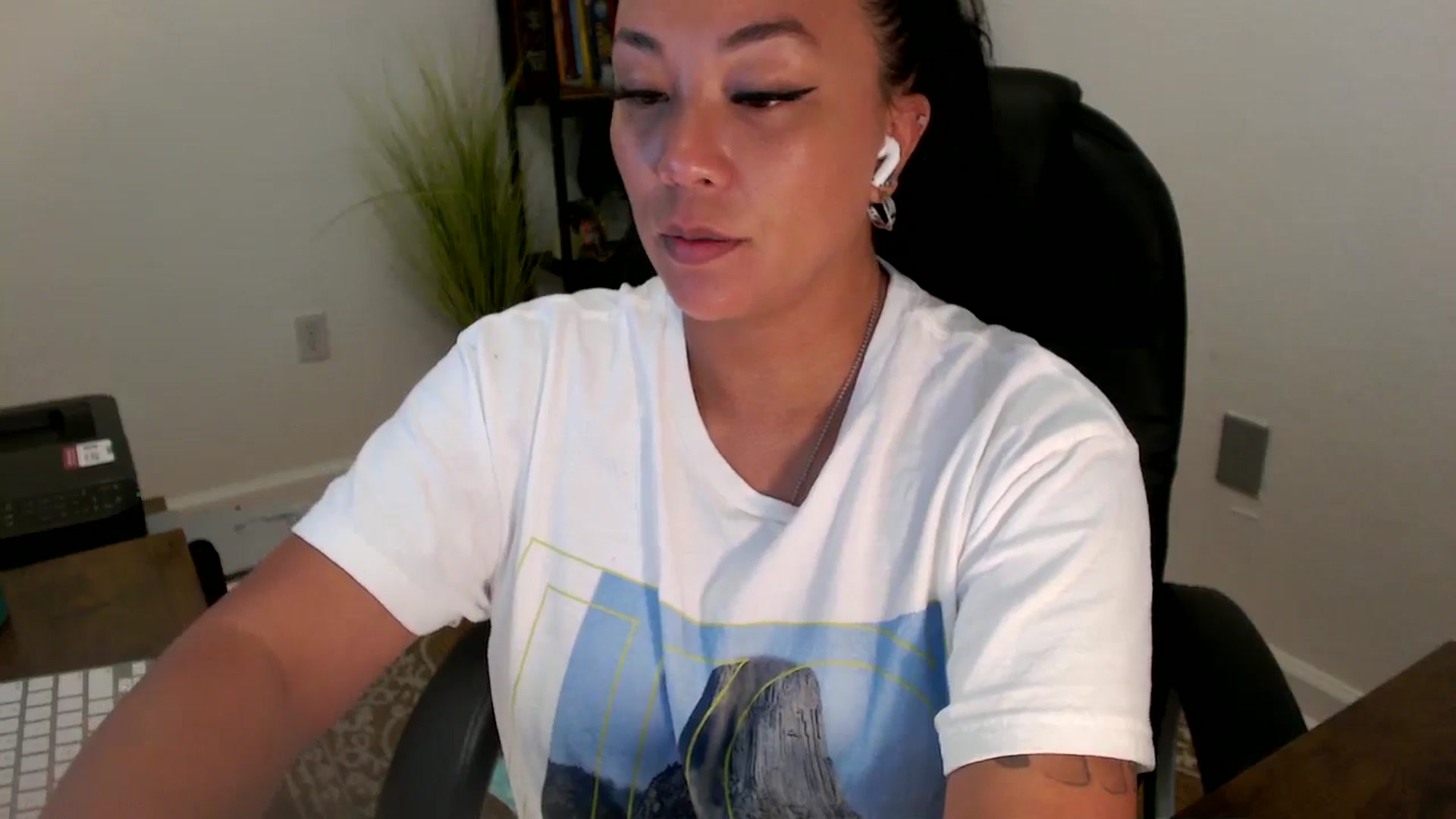 Gallery image thumbnail from MickaylaStar's myfreecams stream on, 06/25/2025, 20:08 image 6 of 20