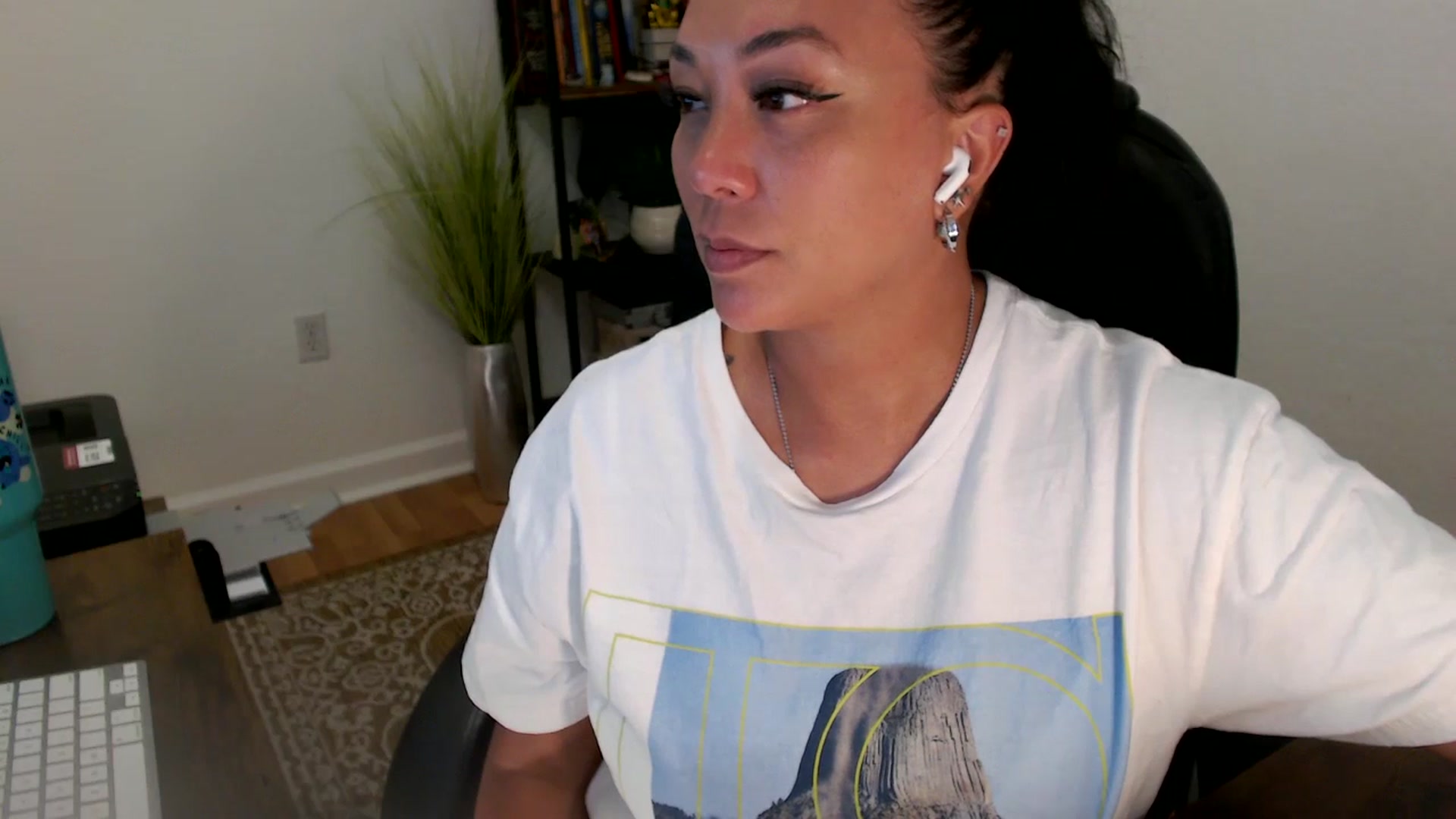 Gallery image thumbnail from MickaylaStar's myfreecams stream on, 06/25/2025, 20:08 image 8 of 20