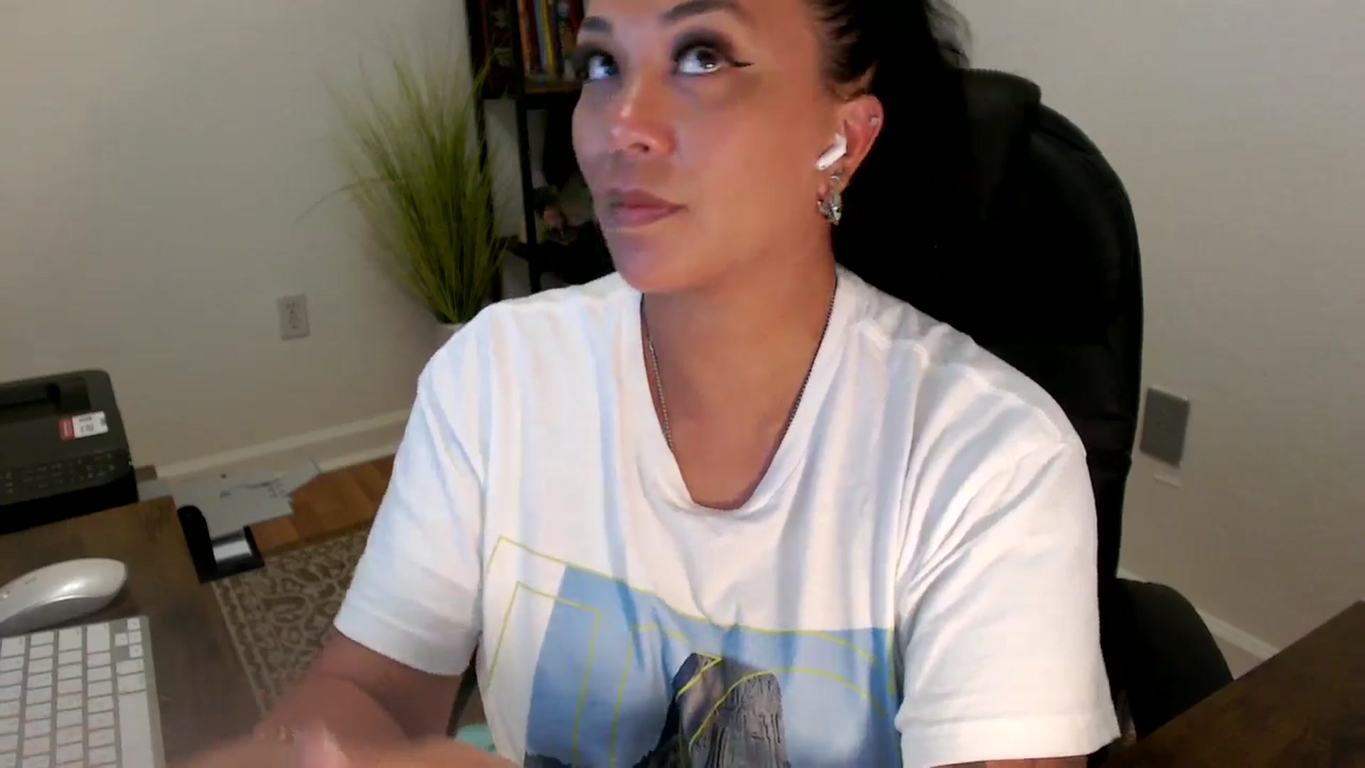 Gallery image thumbnail from MickaylaStar's myfreecams stream on, 06/25/2025, 20:37 image 7 of 20