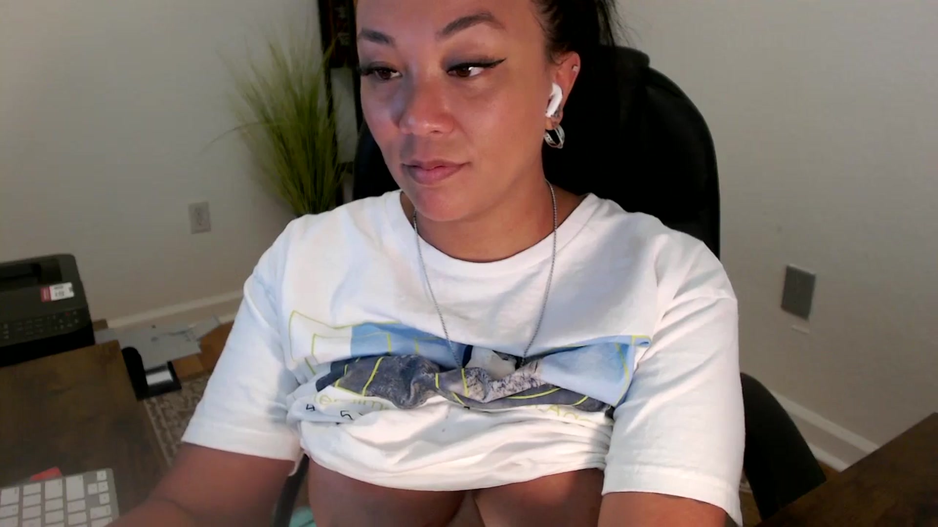 Gallery image thumbnail from MickaylaStar's myfreecams stream on, 06/25/2025, 21:06 image 9 of 20