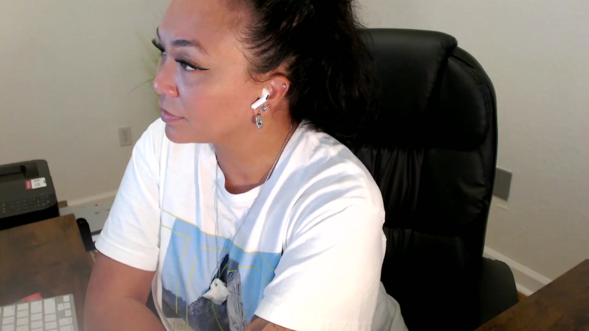 Gallery image thumbnail from MickaylaStar's myfreecams stream on, 06/25/2025, 21:06 image 7 of 20