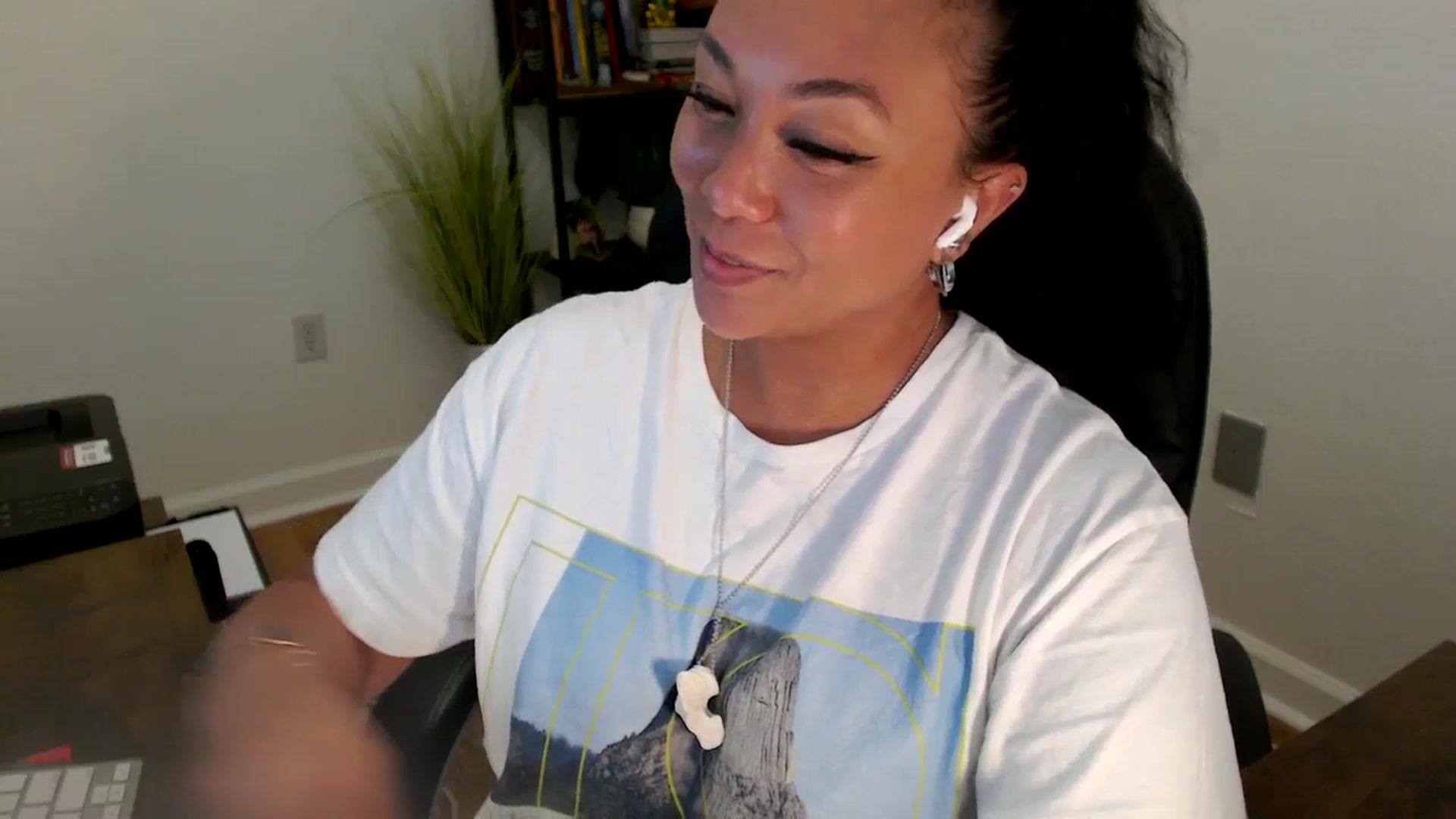 Gallery image thumbnail from MickaylaStar's myfreecams stream on, 06/25/2025, 21:06 image 18 of 20