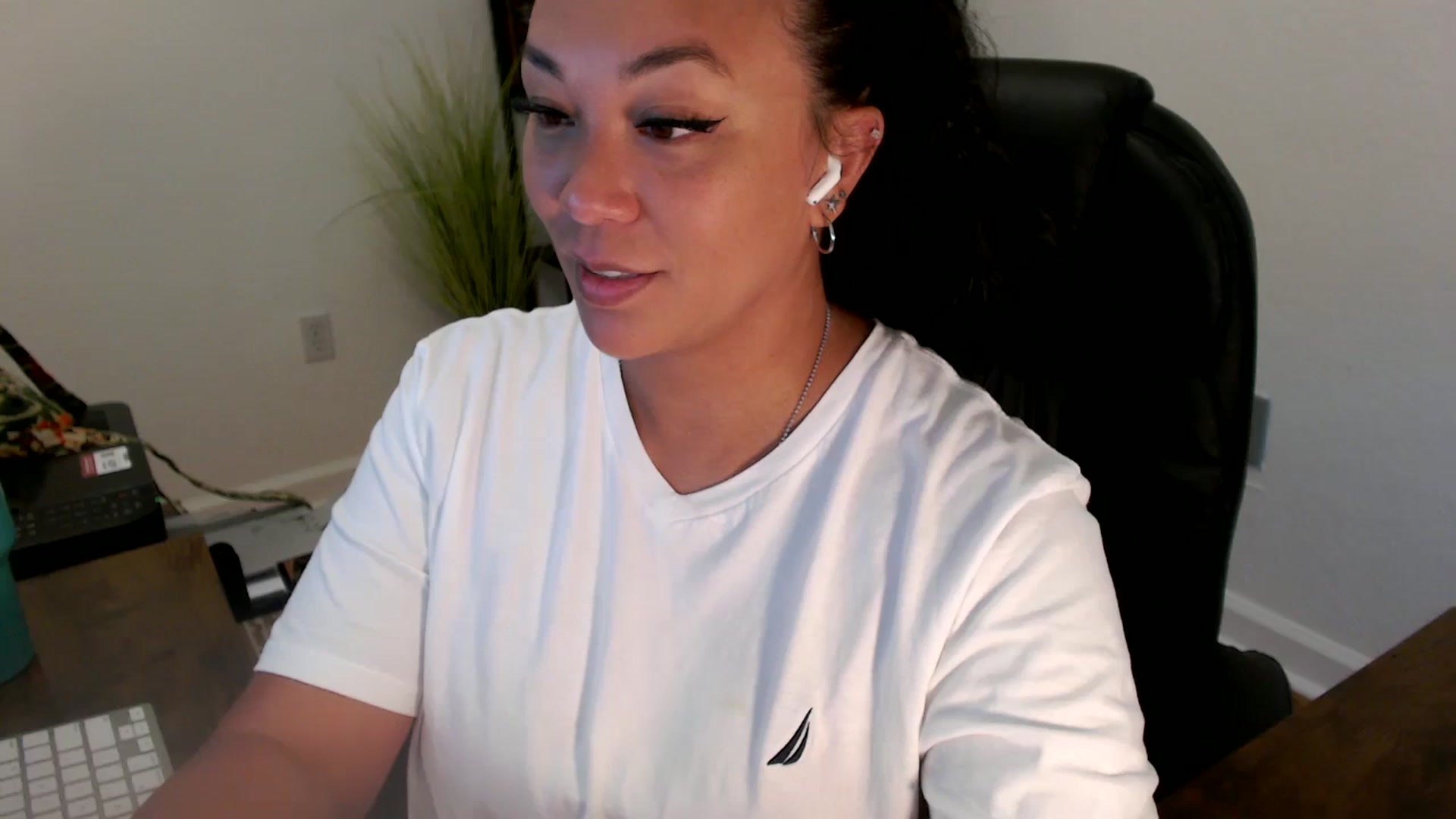 Gallery image thumbnail from MickaylaStar's myfreecams stream on, 06/26/2025, 16:37 image 15 of 20