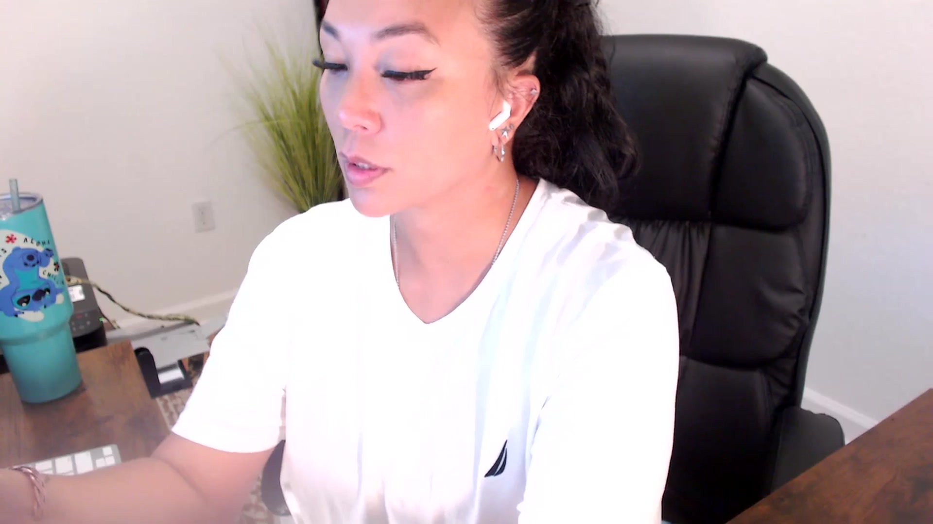 Gallery image thumbnail from MickaylaStar's myfreecams stream on, 06/26/2025, 16:37 image 2 of 20