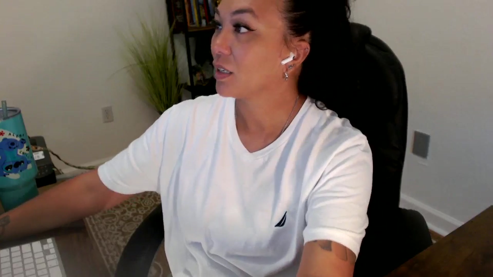 Gallery image thumbnail from MickaylaStar's myfreecams stream on, 06/26/2025, 16:37 image 10 of 20