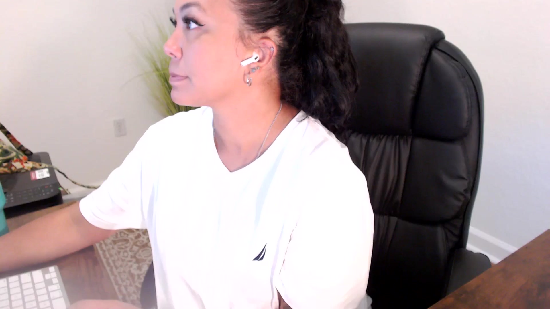 Gallery image thumbnail from MickaylaStar's myfreecams stream on, 06/26/2025, 16:37 image 18 of 20