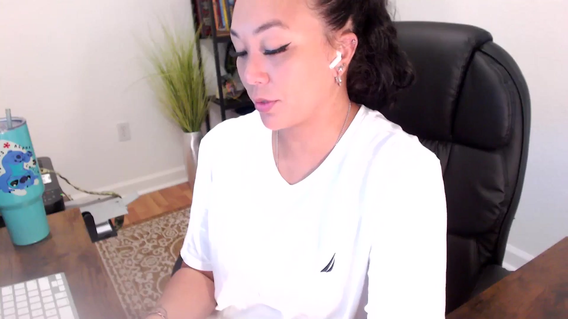 Gallery image thumbnail from MickaylaStar's myfreecams stream on, 06/26/2025, 16:37 image 5 of 20