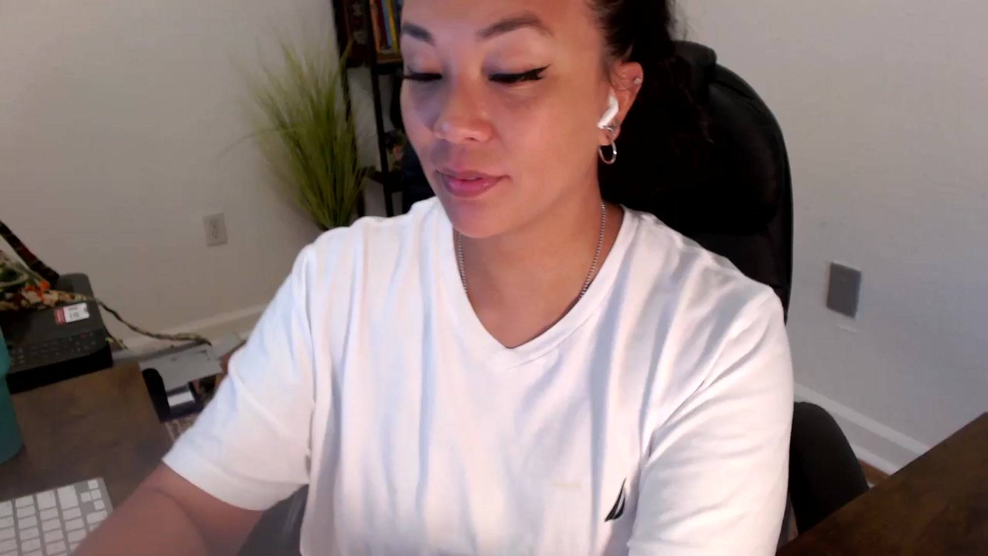 Gallery image thumbnail from MickaylaStar's myfreecams stream on, 06/26/2025, 16:37 image 14 of 20