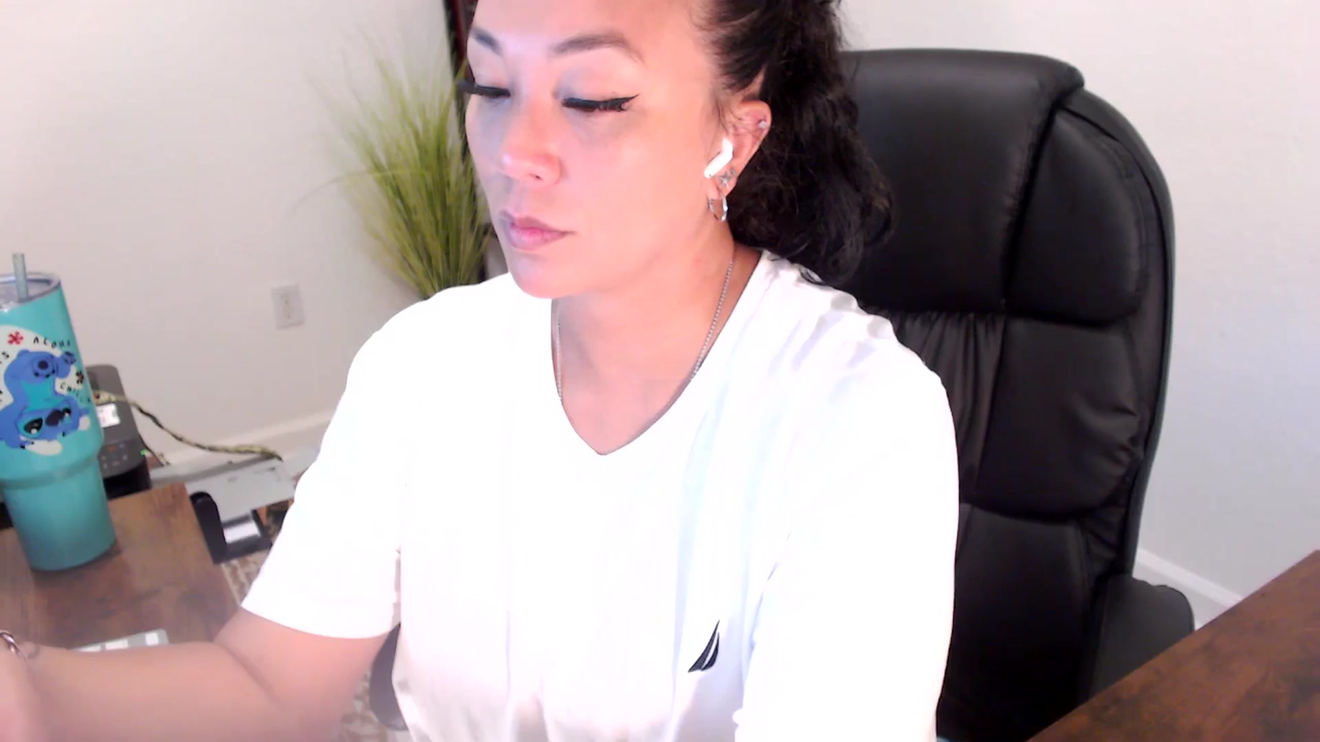 Gallery image thumbnail from MickaylaStar's myfreecams stream on, 06/26/2025, 16:37 image 3 of 20