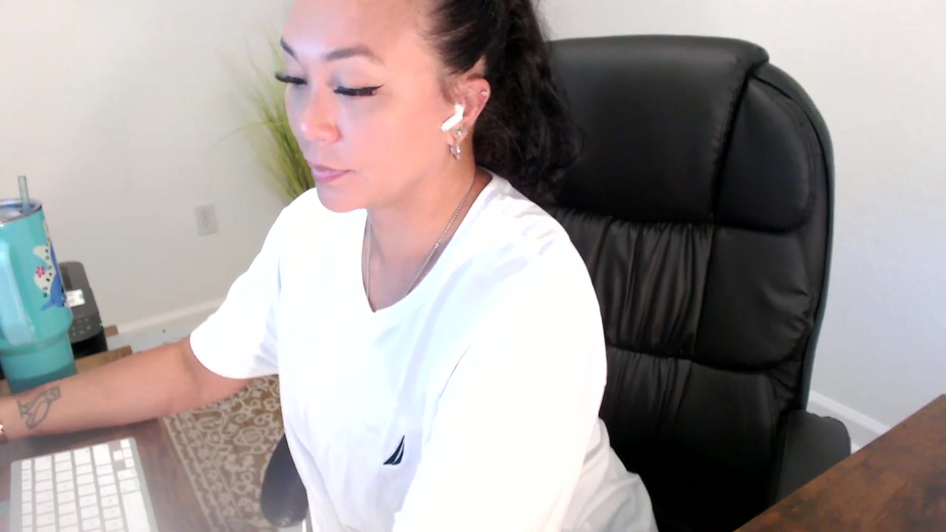 Gallery image thumbnail from MickaylaStar's myfreecams stream on, 06/26/2025, 19:03 image 2 of 20
