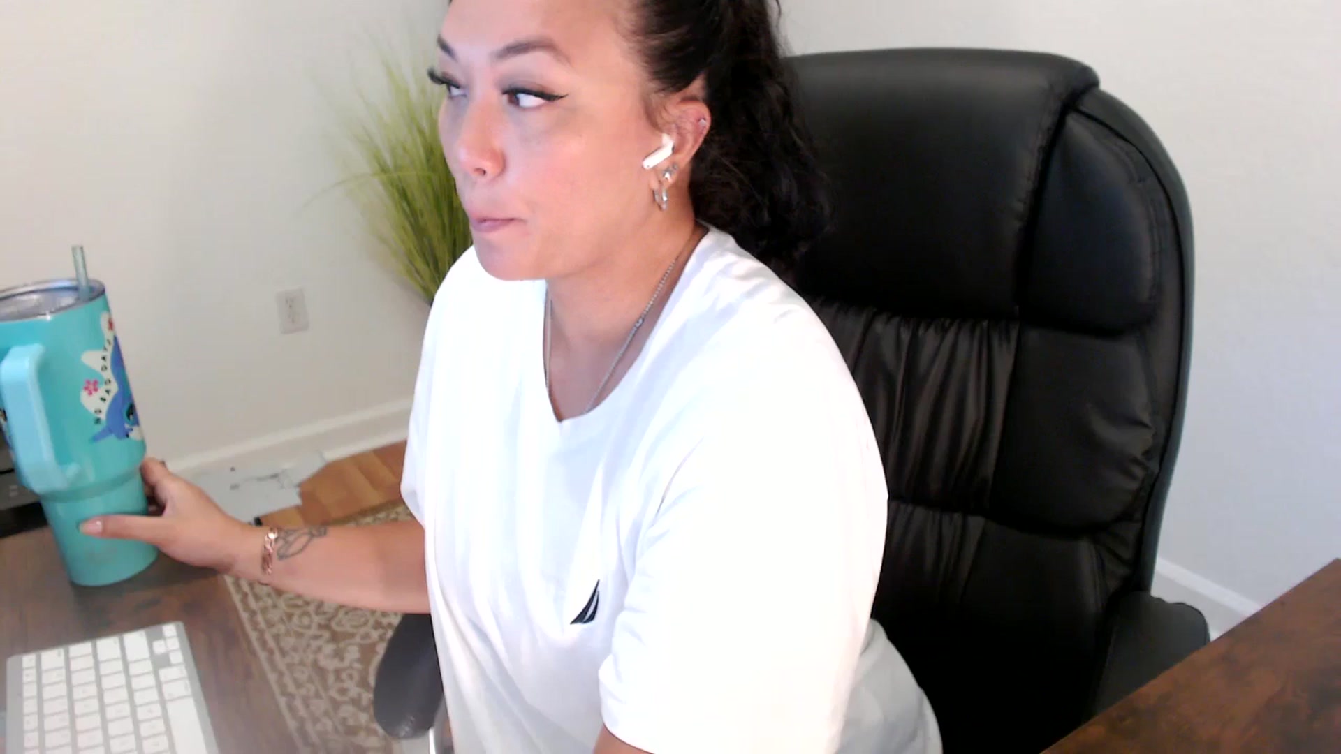 Gallery image thumbnail from MickaylaStar's myfreecams stream on, 06/26/2025, 19:03 image 7 of 20