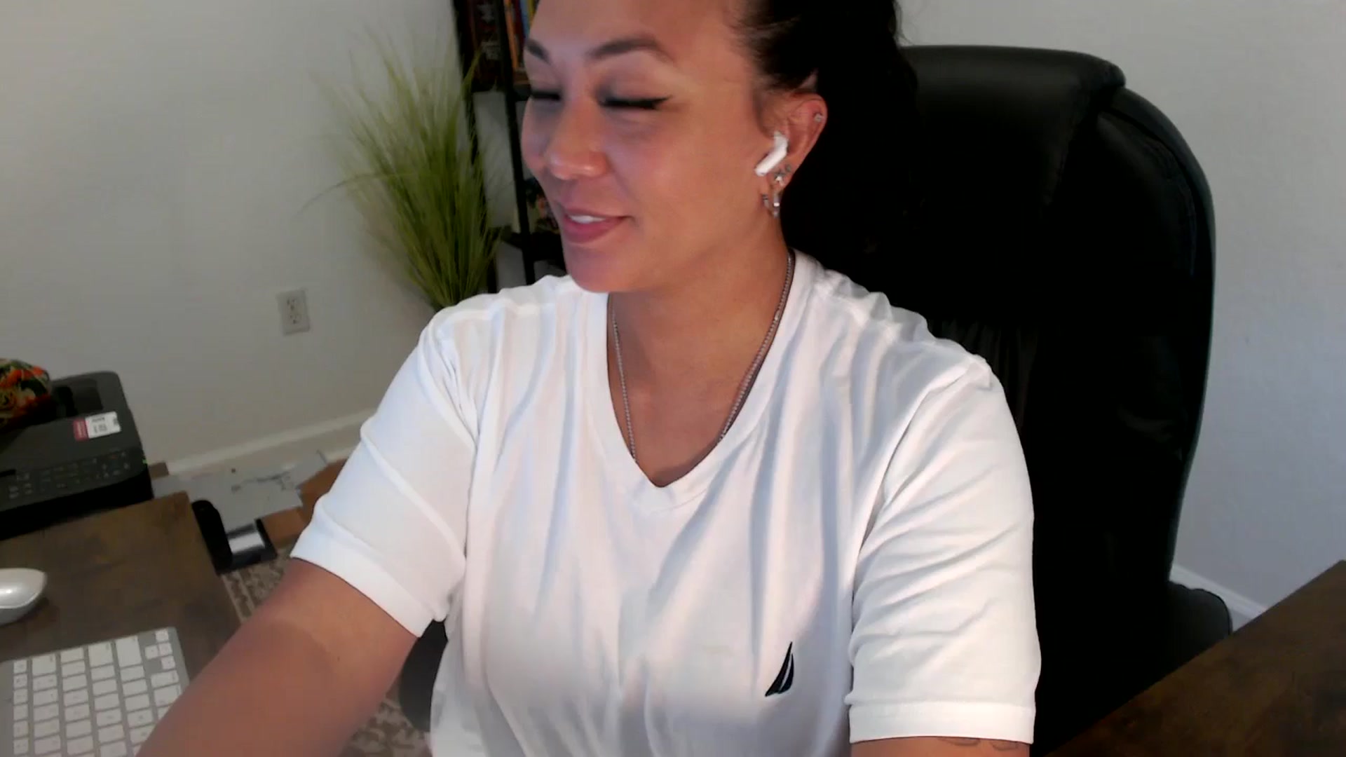 Gallery image thumbnail from MickaylaStar's myfreecams stream on, 06/26/2025, 20:12 image 7 of 20