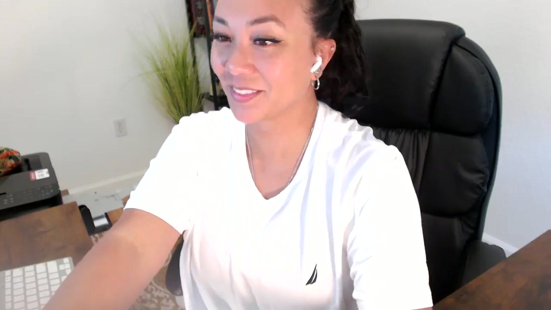 Gallery image thumbnail from MickaylaStar's myfreecams stream on, 06/26/2025, 20:12 image 13 of 20