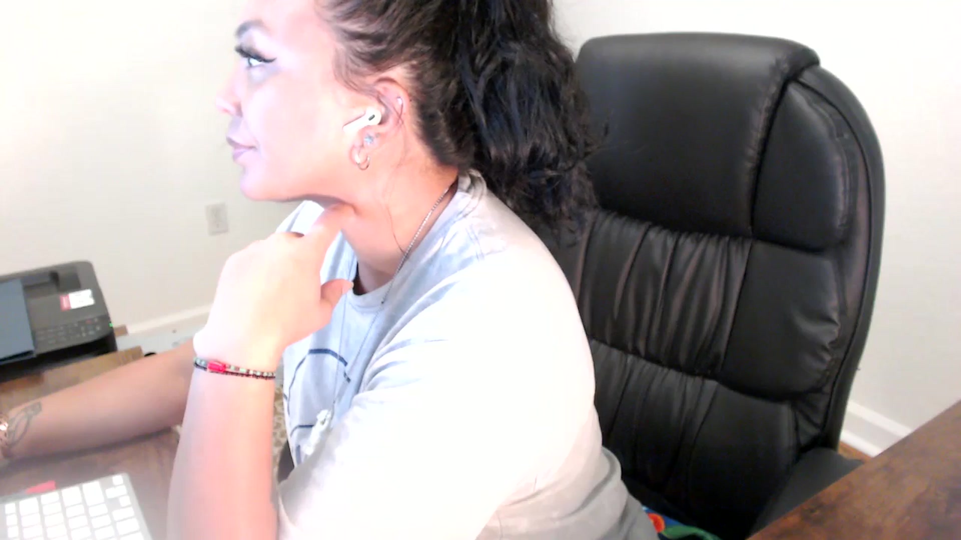 Gallery image thumbnail from MickaylaStar's myfreecams stream on, 06/27/2025, 15:35 image 14 of 20