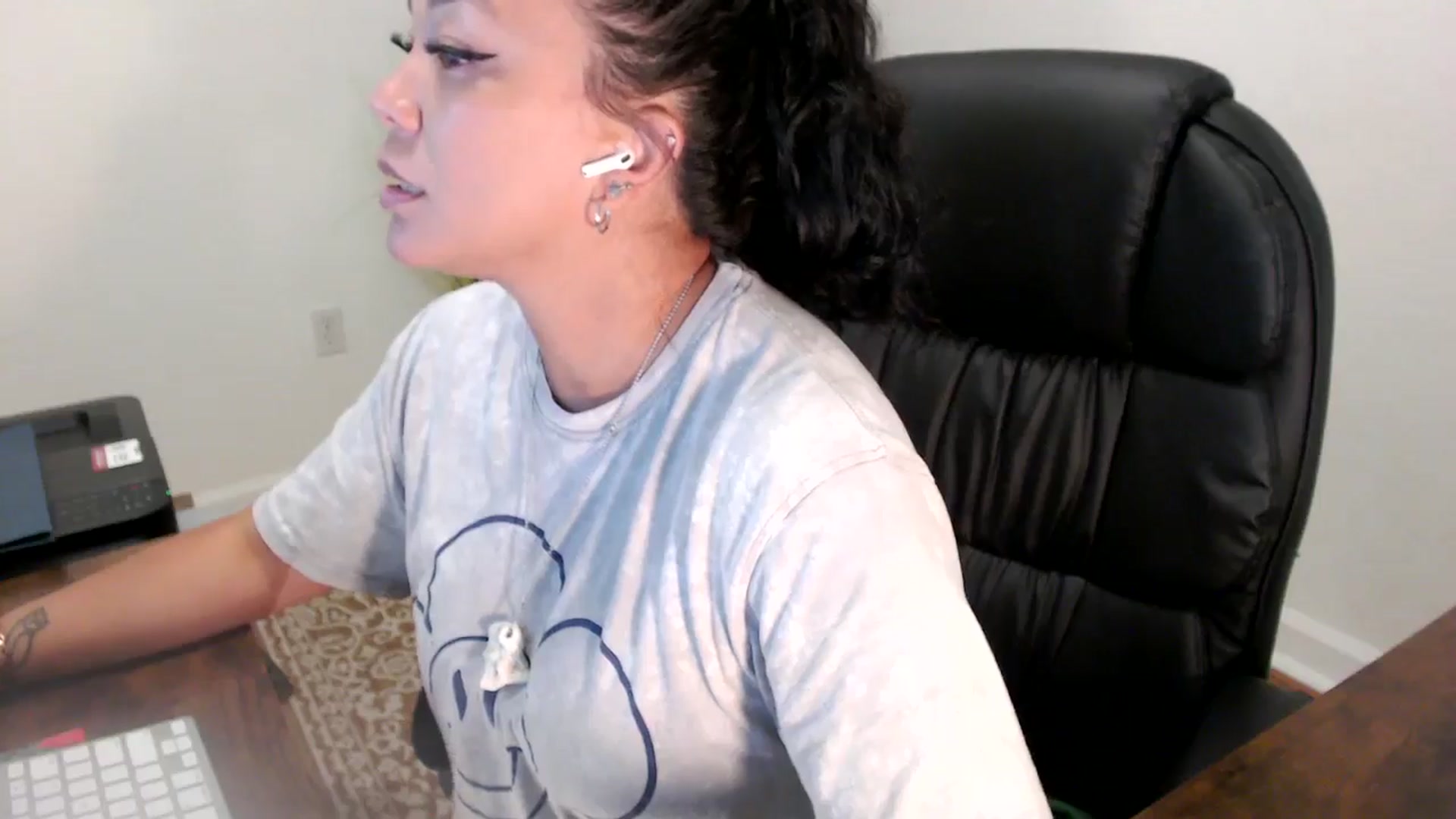 Gallery image thumbnail from MickaylaStar's myfreecams stream on, 06/27/2025, 15:35 image 7 of 20