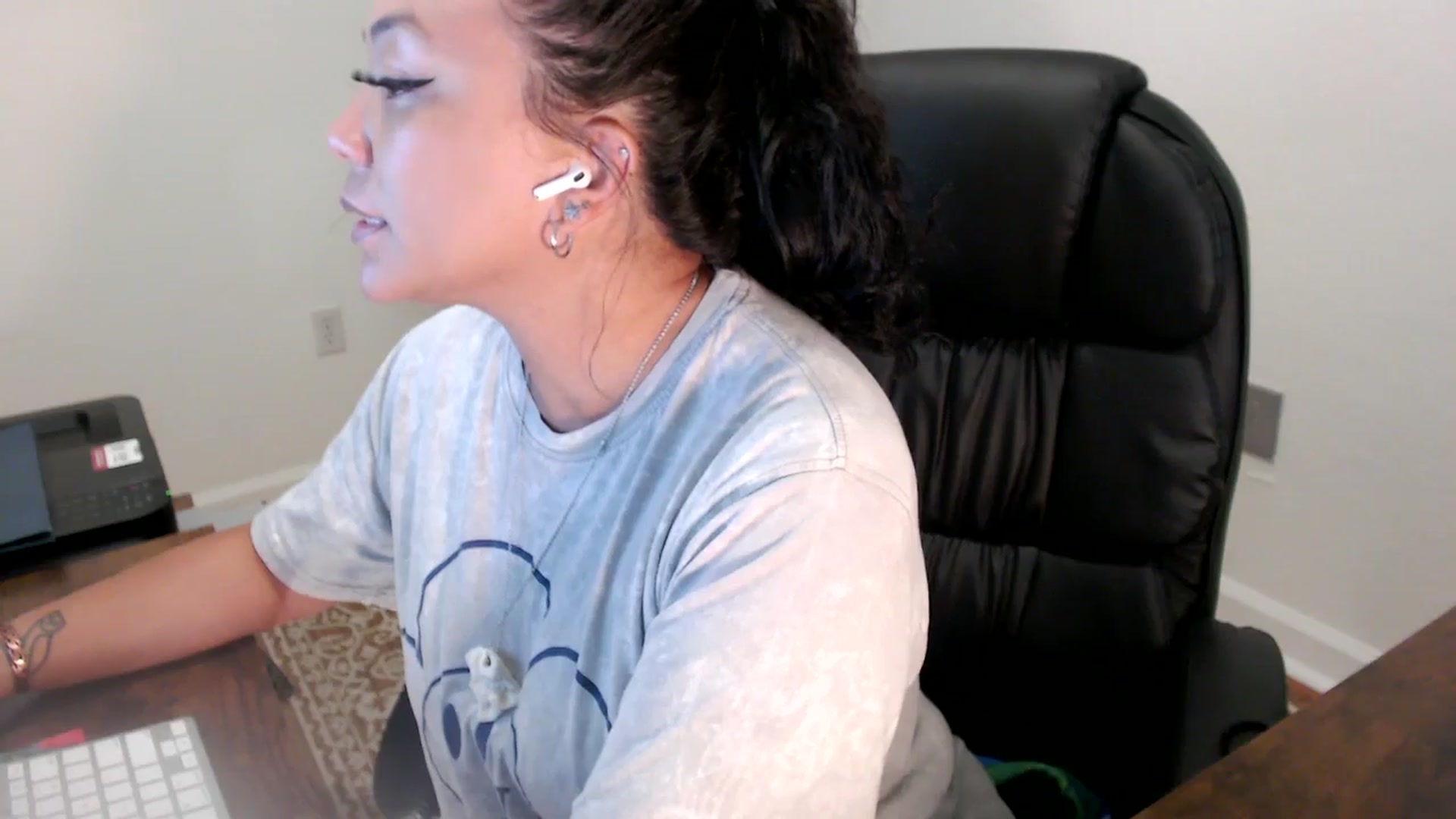 Gallery image thumbnail from MickaylaStar's myfreecams stream on, 06/27/2025, 15:35 image 19 of 20