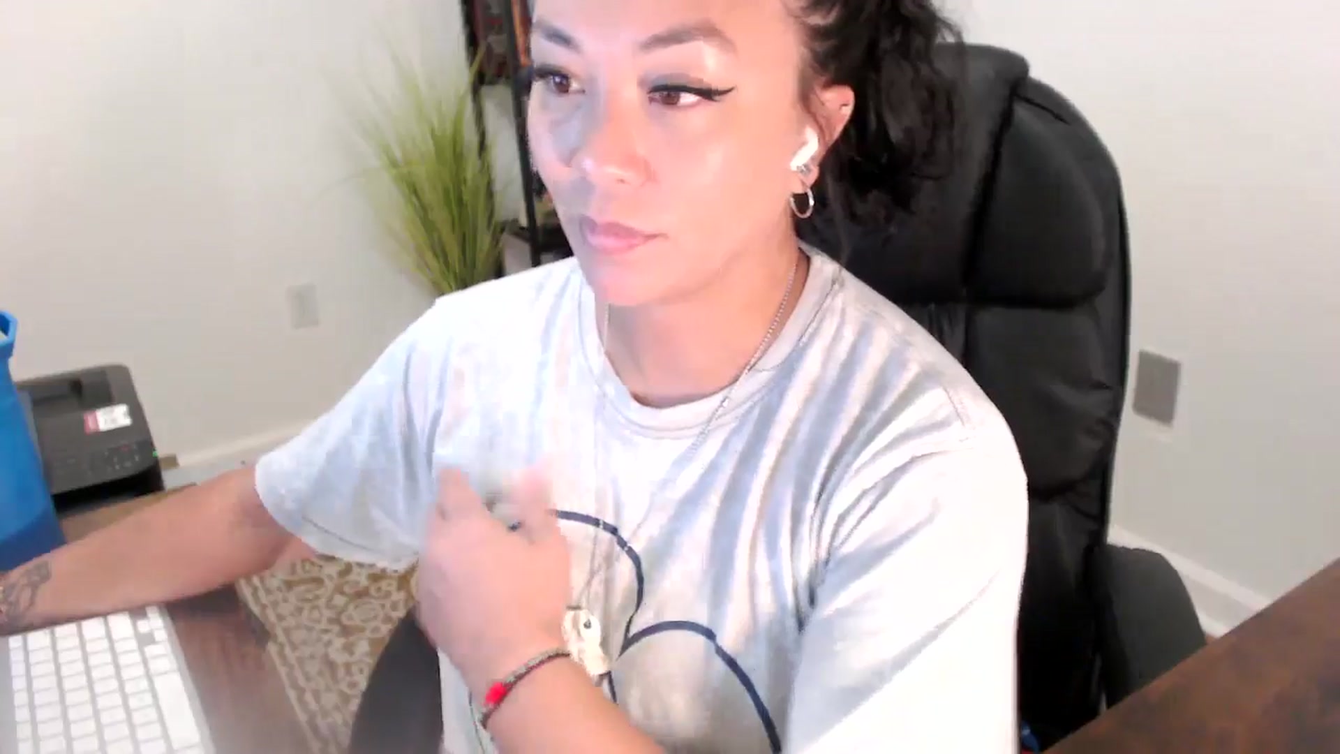Gallery image thumbnail from MickaylaStar's myfreecams stream on, 06/27/2025, 16:21 image 18 of 20