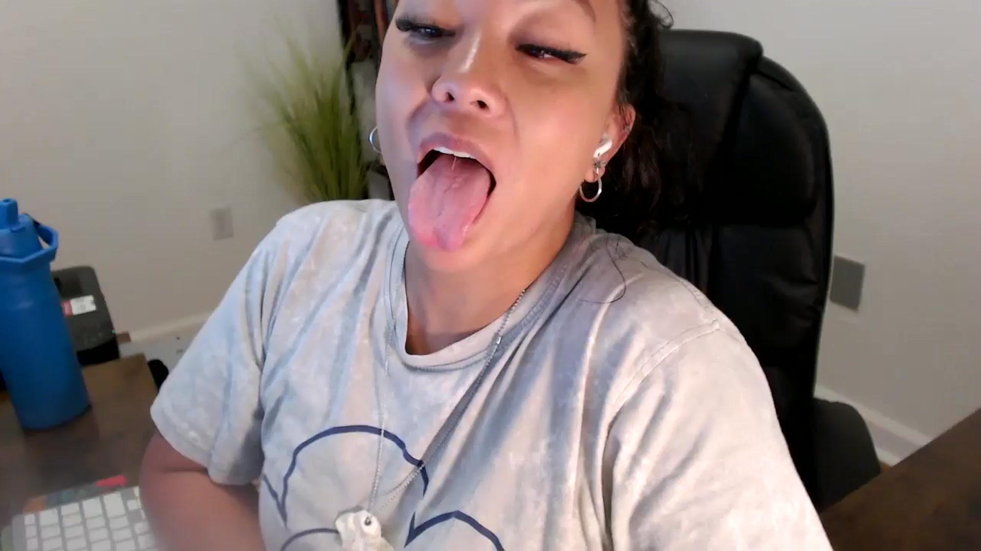 Gallery image thumbnail from MickaylaStar's myfreecams stream on, 06/27/2025, 16:41 image 12 of 20