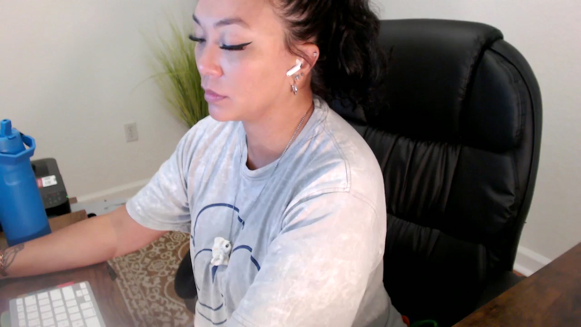 Gallery image thumbnail from MickaylaStar's myfreecams stream on, 06/27/2025, 16:41 image 6 of 20