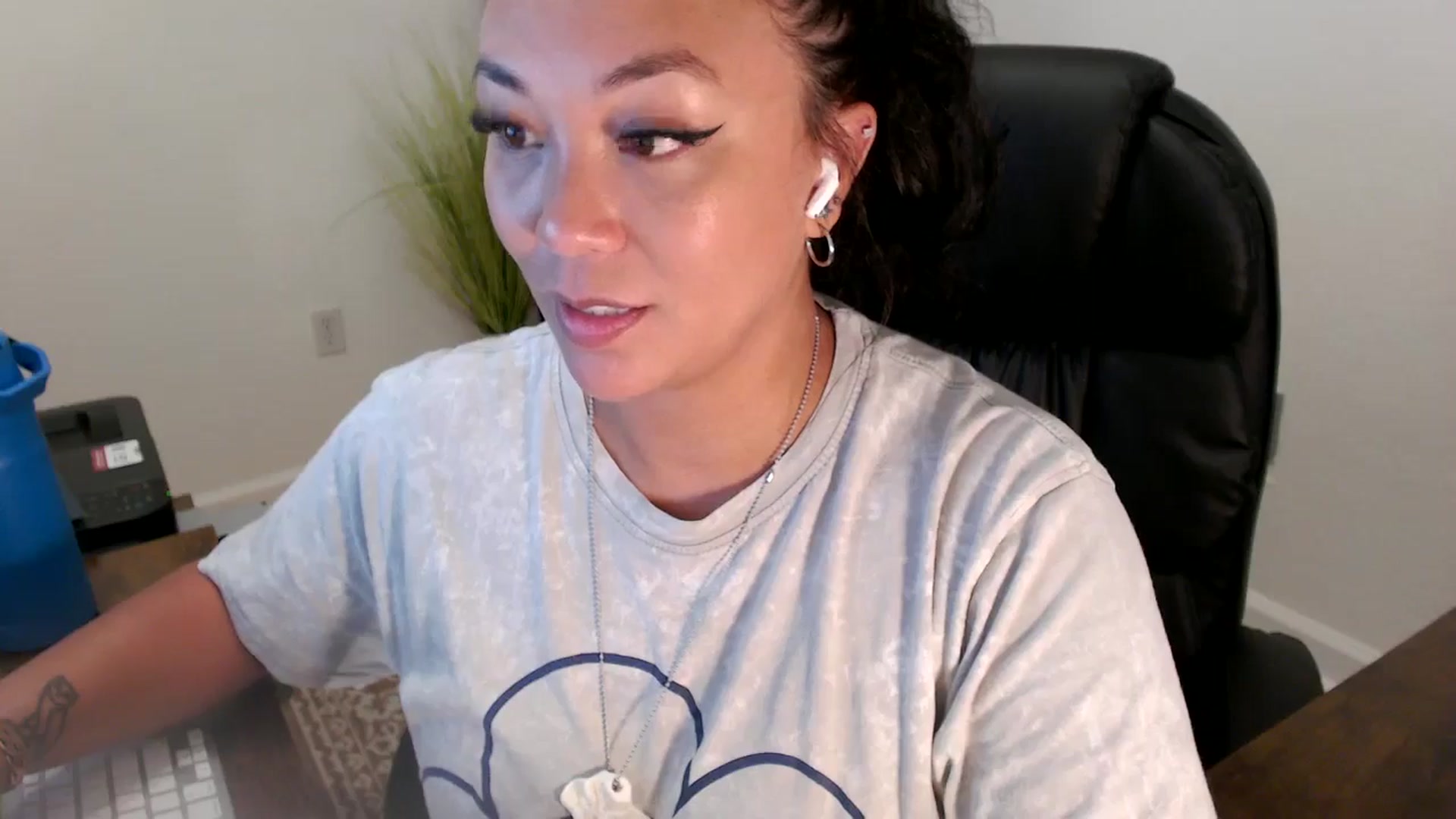 Gallery image thumbnail from MickaylaStar's myfreecams stream on, 06/27/2025, 17:16 image 11 of 20