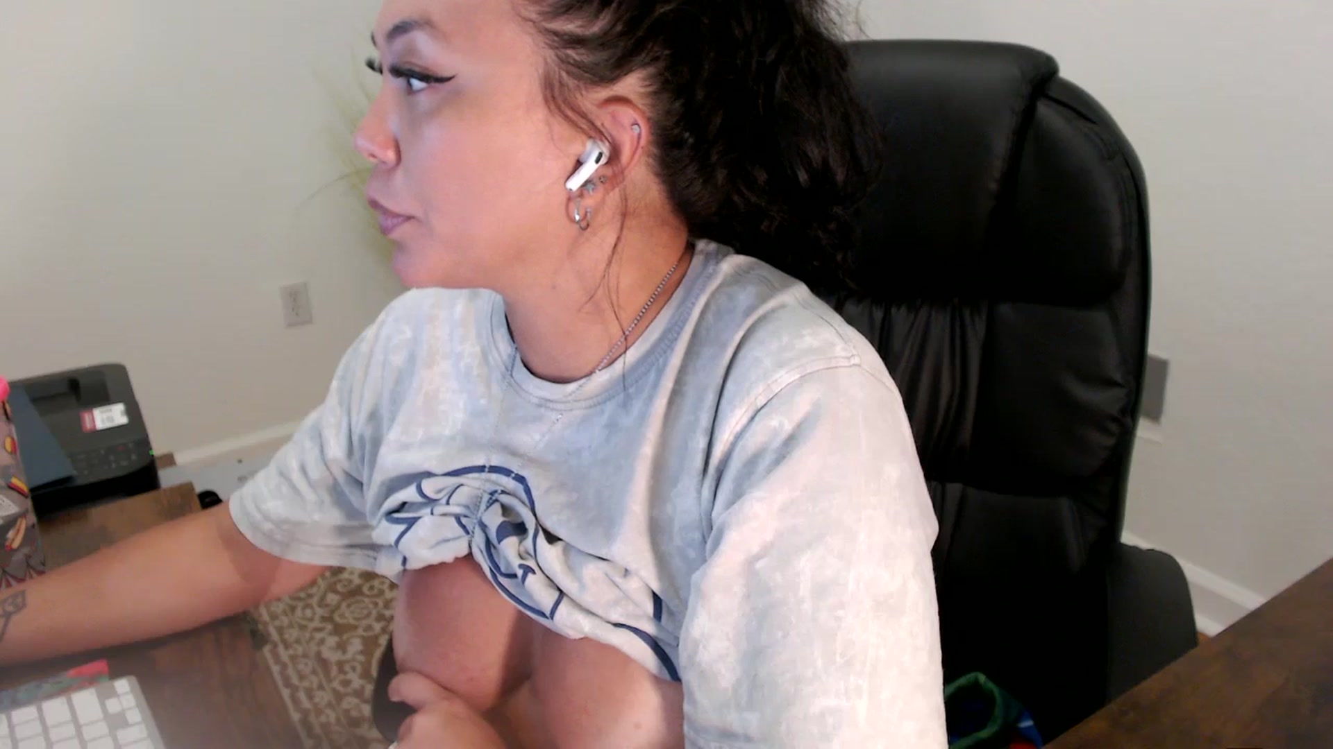 Gallery image thumbnail from MickaylaStar's myfreecams stream on, 06/27/2025, 18:17 image 16 of 20