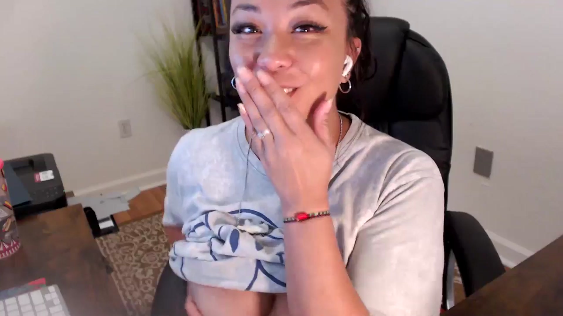 Gallery image thumbnail from MickaylaStar's myfreecams stream on, 06/27/2025, 18:17 image 13 of 20