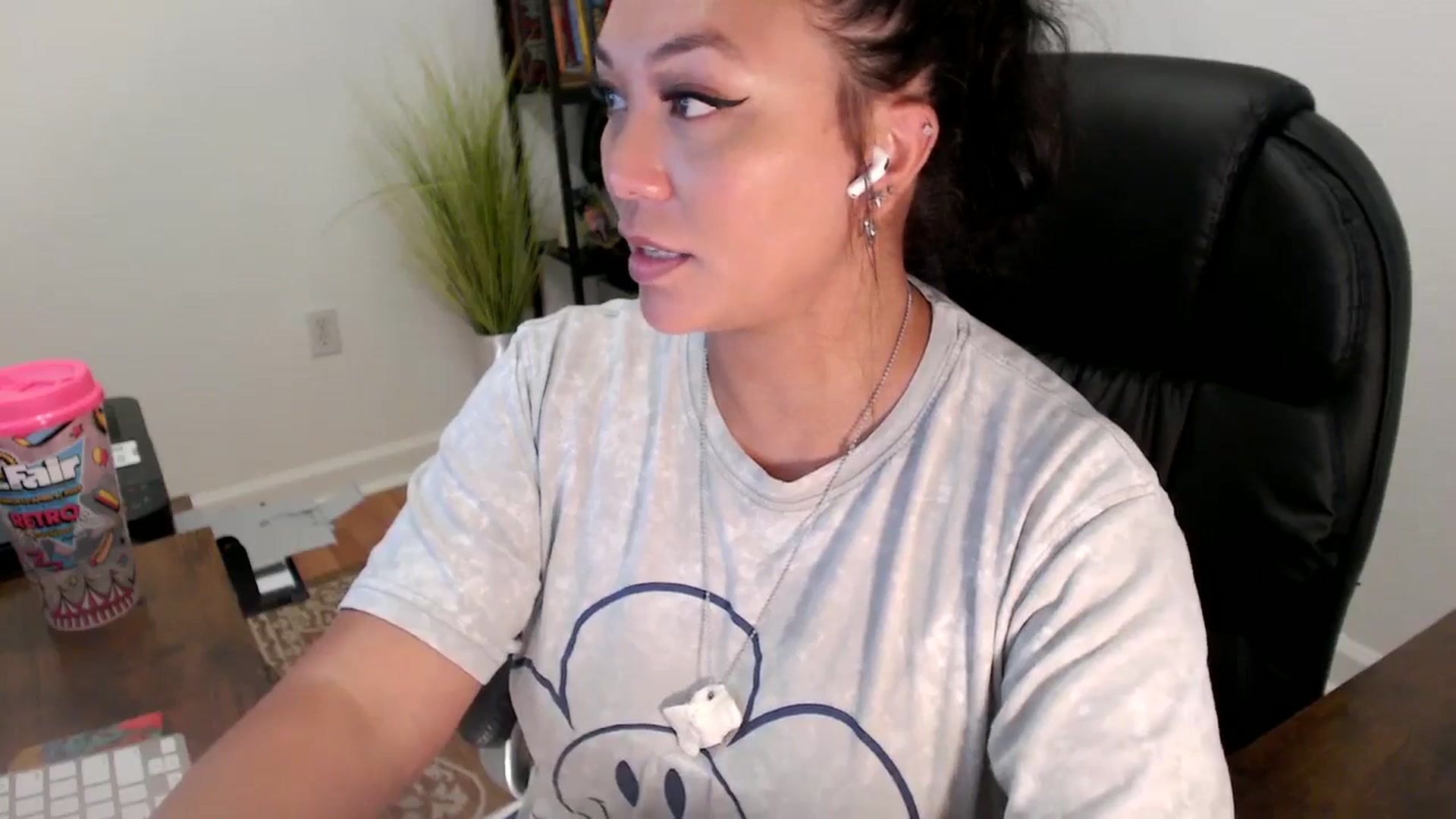 Gallery image thumbnail from MickaylaStar's myfreecams stream on, 06/27/2025, 19:10 image 10 of 20