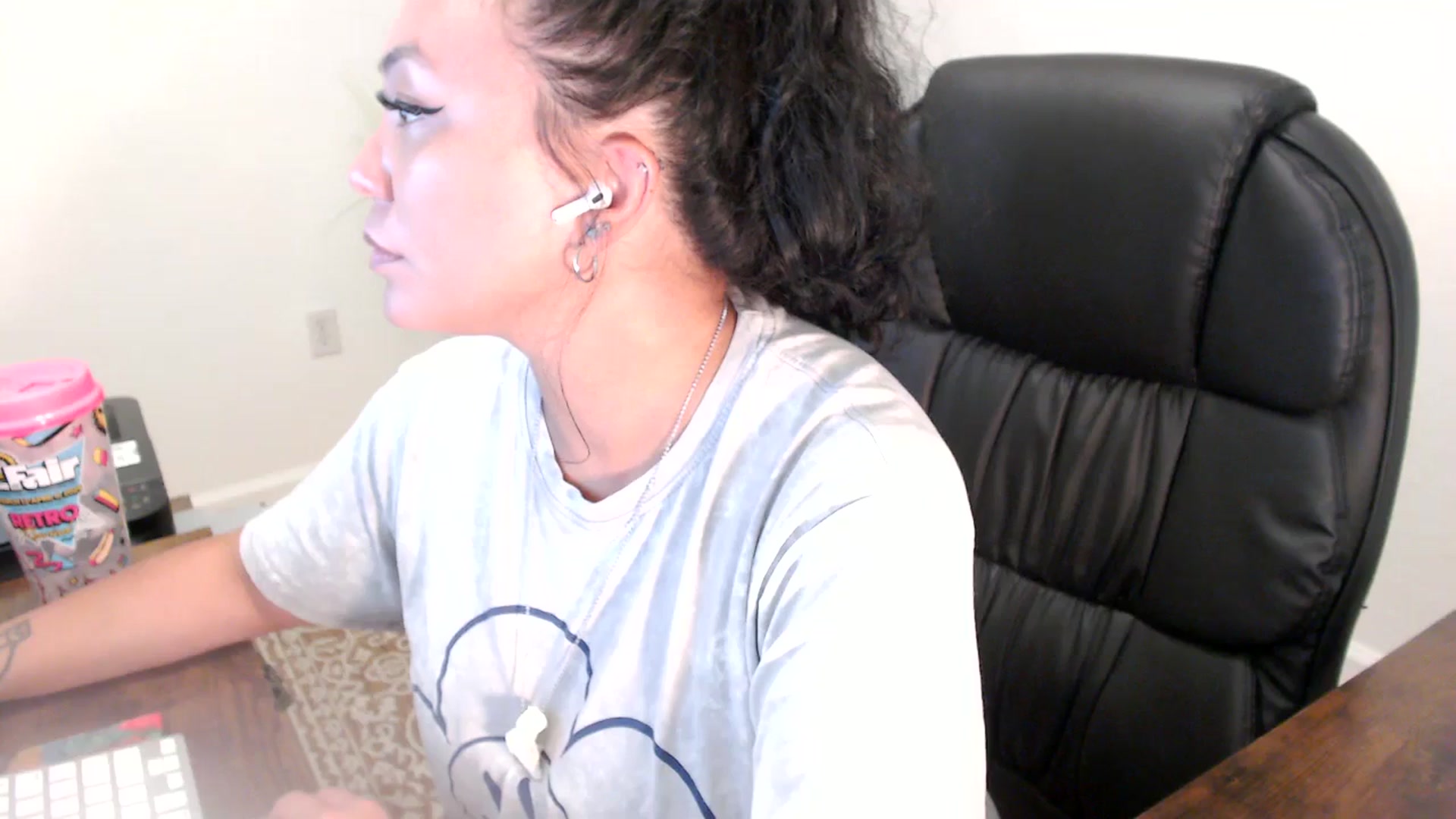 Gallery image thumbnail from MickaylaStar's myfreecams stream on, 06/27/2025, 19:10 image 2 of 20