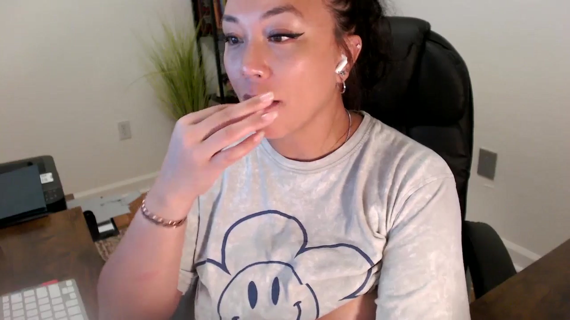 Gallery image thumbnail from MickaylaStar's myfreecams stream on, 06/27/2025, 20:02 image 18 of 20