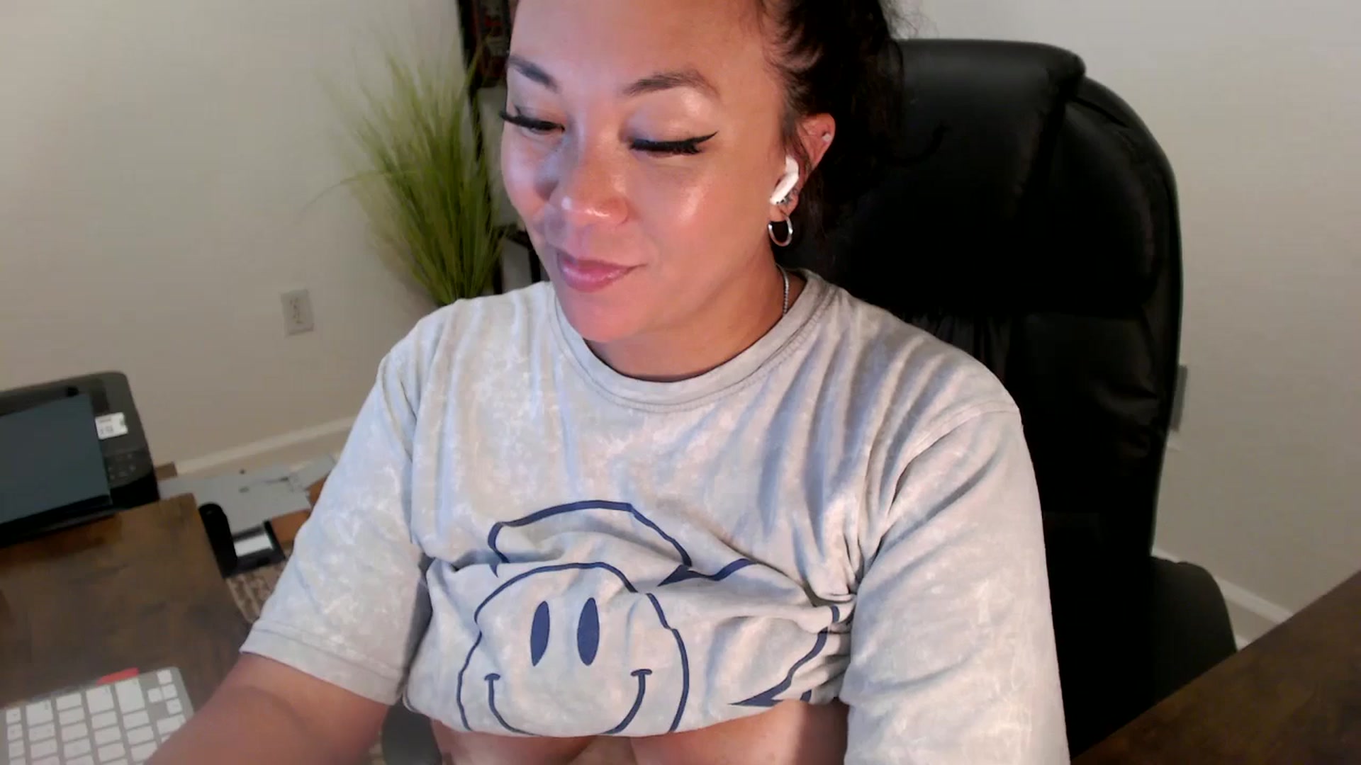 Gallery image thumbnail from MickaylaStar's myfreecams stream on, 06/27/2025, 20:02 image 14 of 20