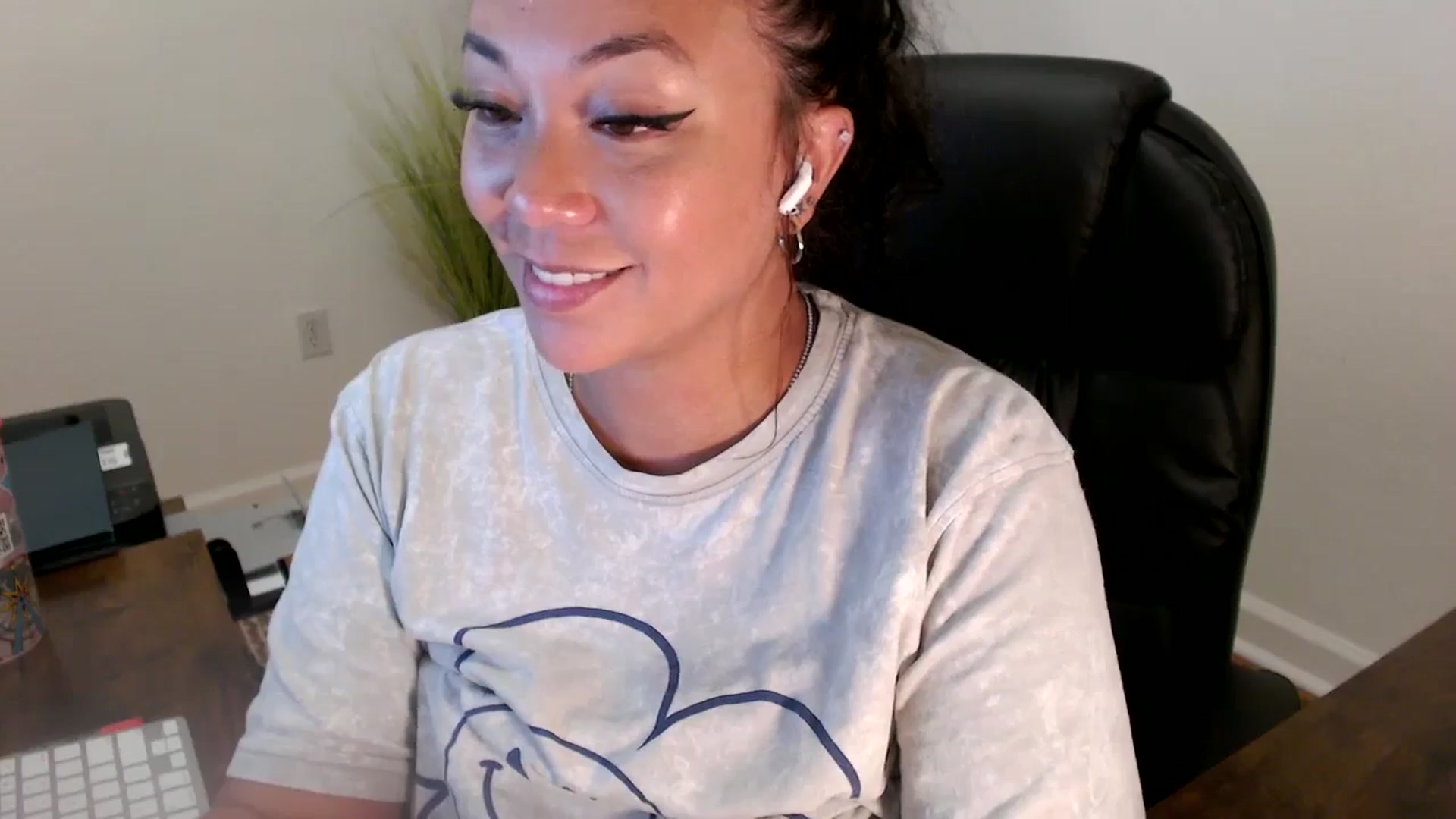Gallery image thumbnail from MickaylaStar's myfreecams stream on, 06/27/2025, 21:15 image 8 of 20