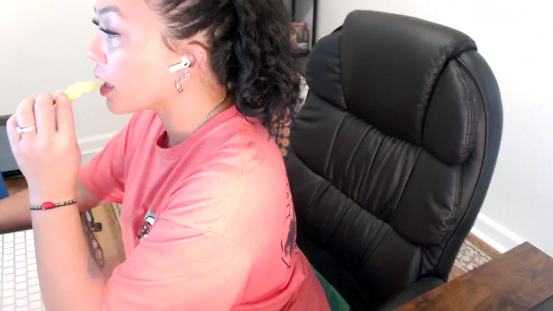 Gallery image thumbnail from MickaylaStar's myfreecams stream on, 06/30/2025, 19:51 image 1 of 20