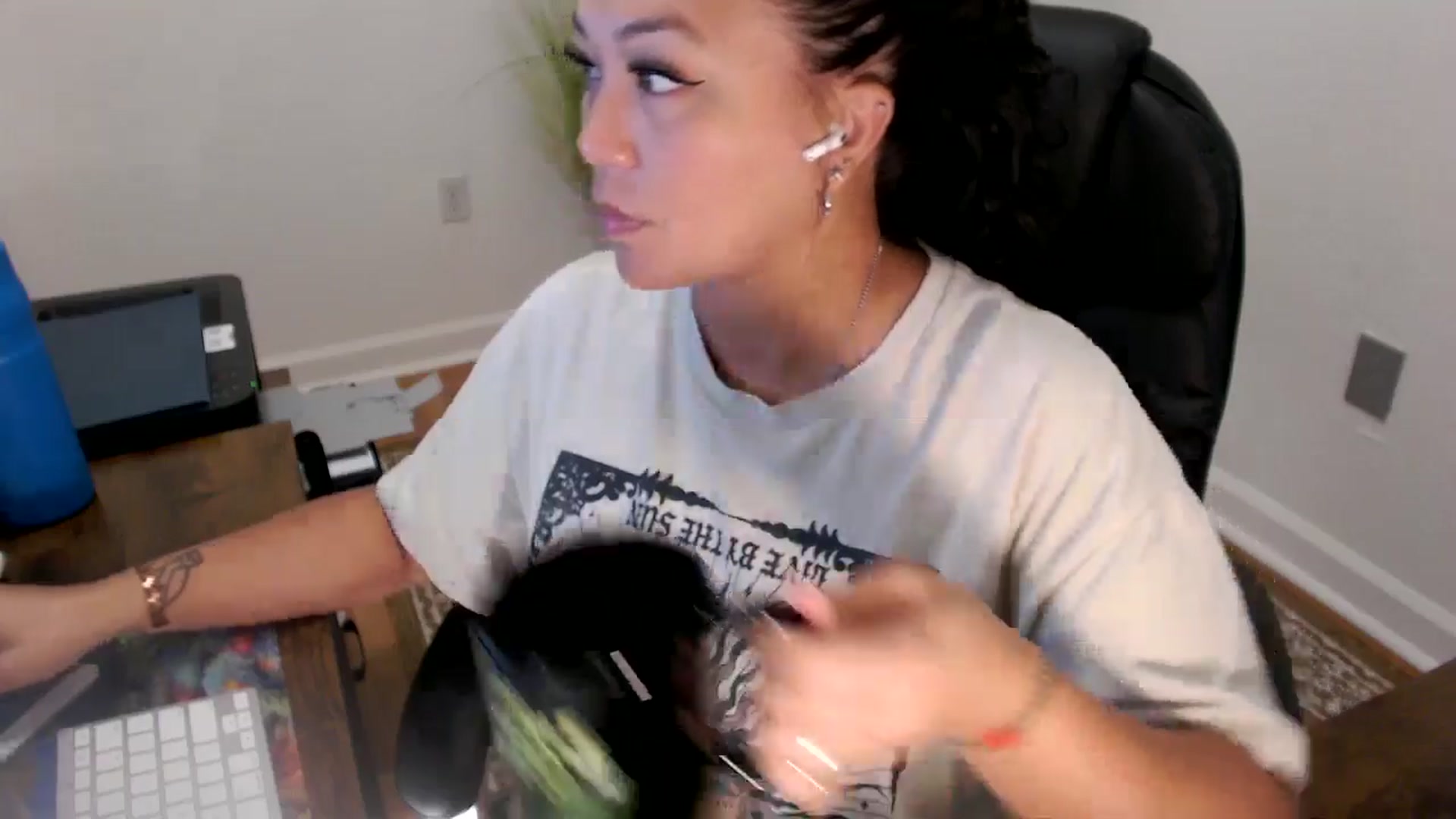 Gallery image thumbnail from MickaylaStar's myfreecams stream on, 07/01/2025, 16:25 image 6 of 20