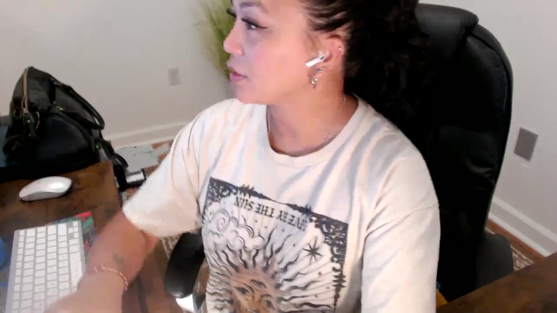Gallery image thumbnail from MickaylaStar's myfreecams stream on, 07/01/2025, 16:48 image 2 of 20