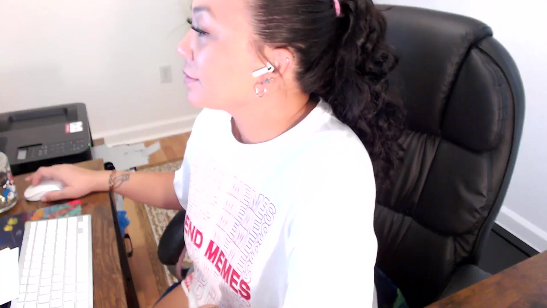 Gallery image thumbnail from MickaylaStar's myfreecams stream on, 07/02/2025, 16:42 image 6 of 20