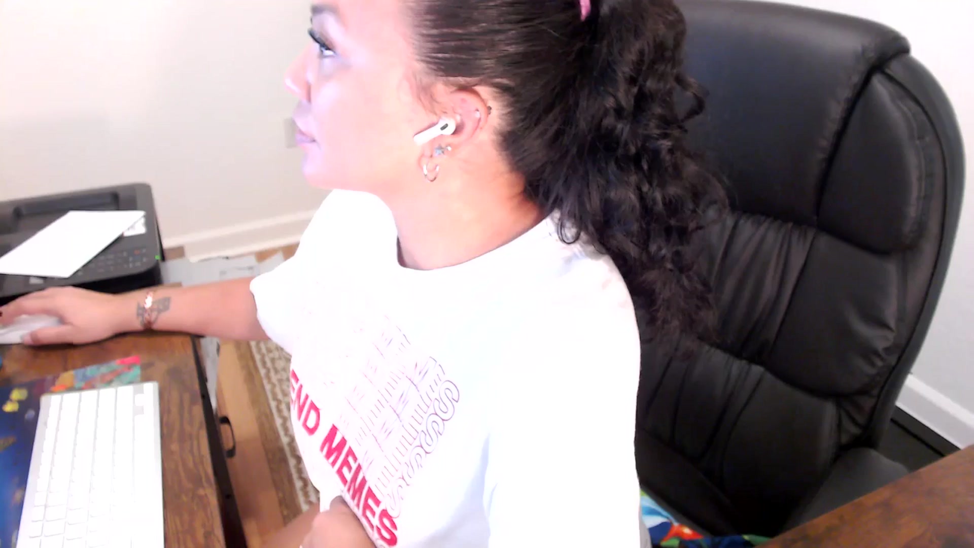 Gallery image thumbnail from MickaylaStar's myfreecams stream on, 07/02/2025, 19:06 image 17 of 20