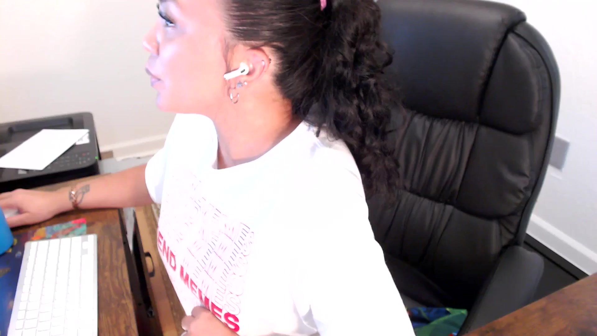 Gallery image thumbnail from MickaylaStar's myfreecams stream on, 07/02/2025, 19:45 image 16 of 20