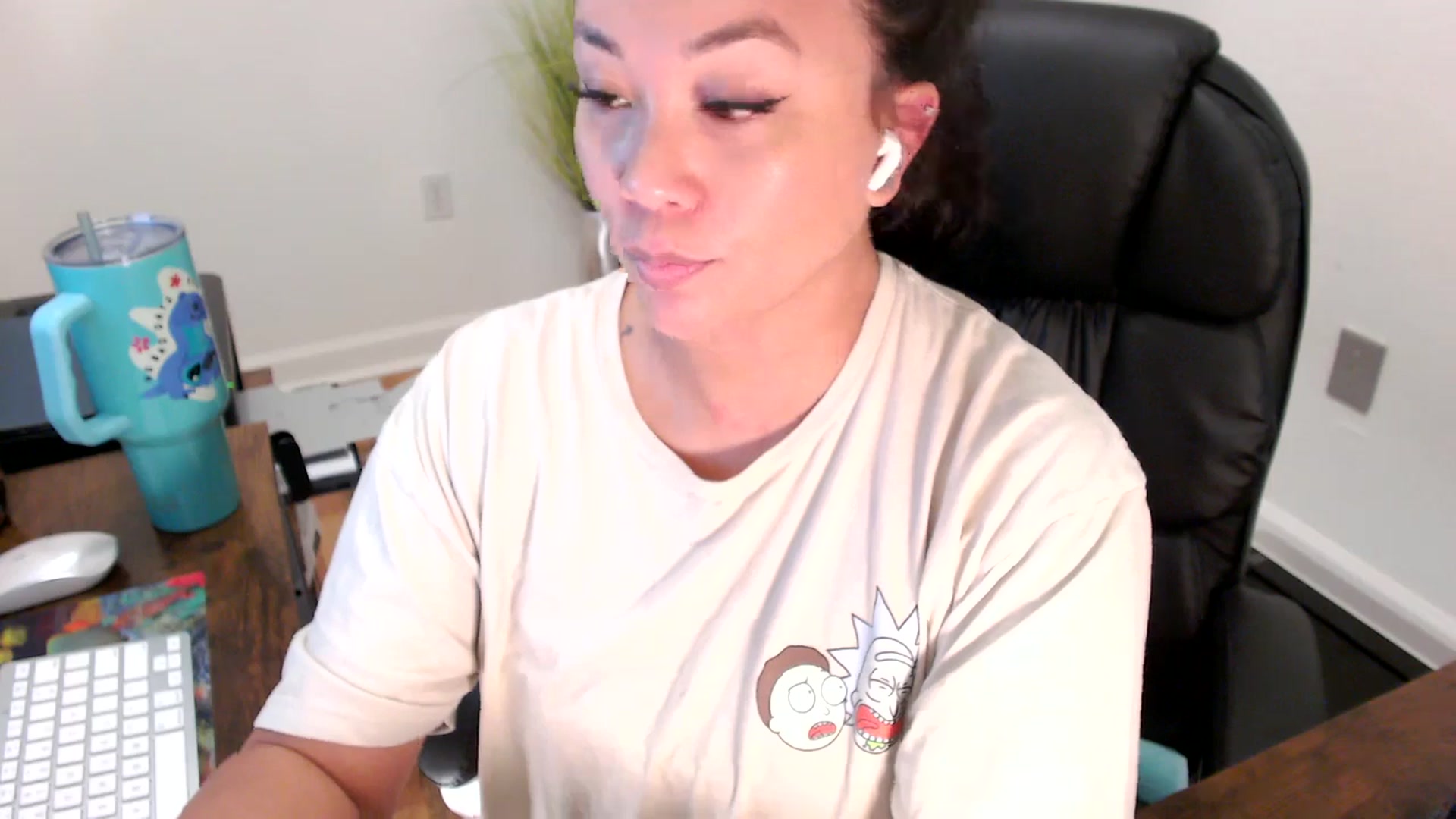 Gallery image thumbnail from MickaylaStar's myfreecams stream on, 07/03/2025, 18:19 image 19 of 20