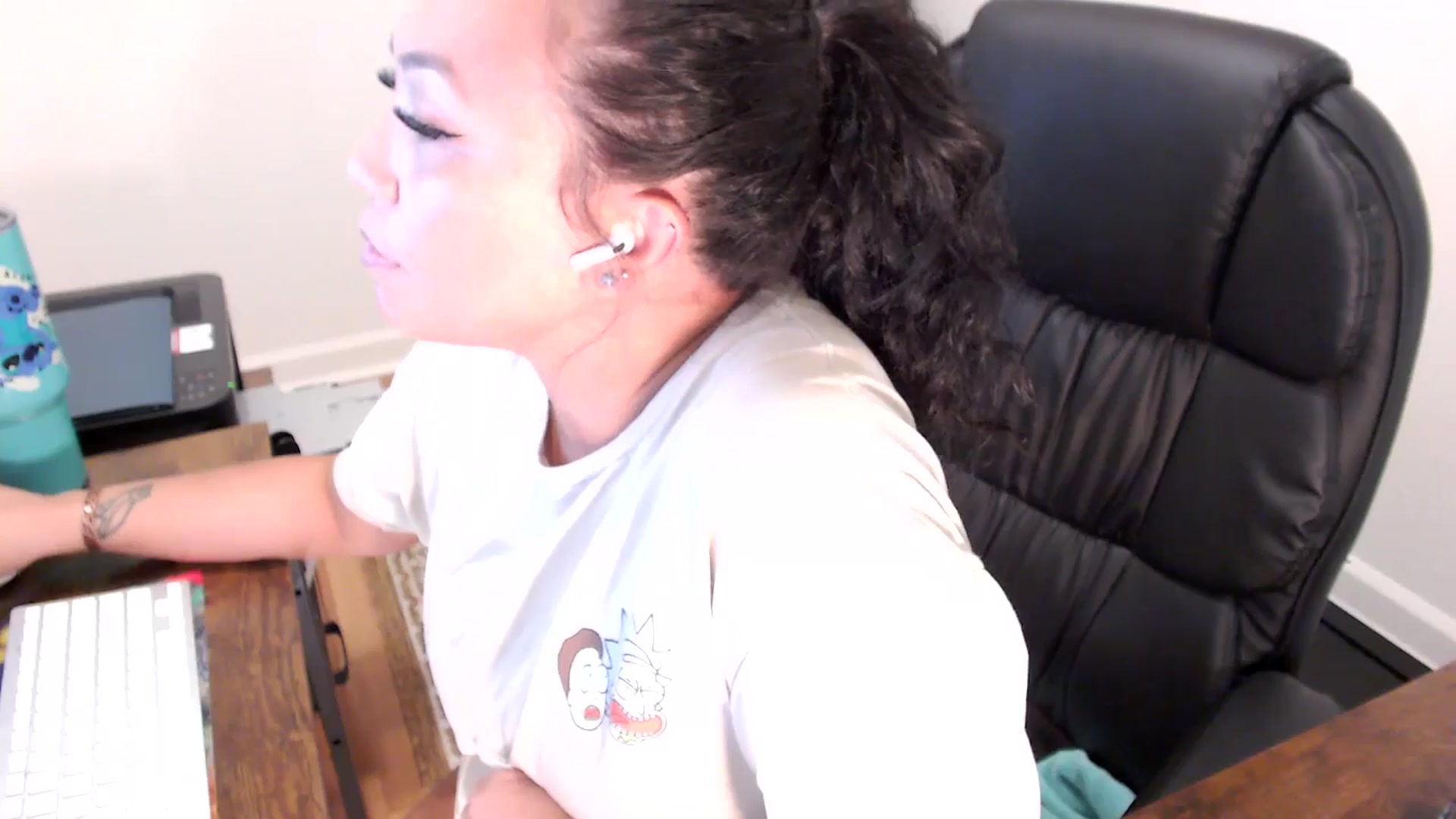 Gallery image thumbnail from MickaylaStar's myfreecams stream on, 07/03/2025, 19:10 image 3 of 20