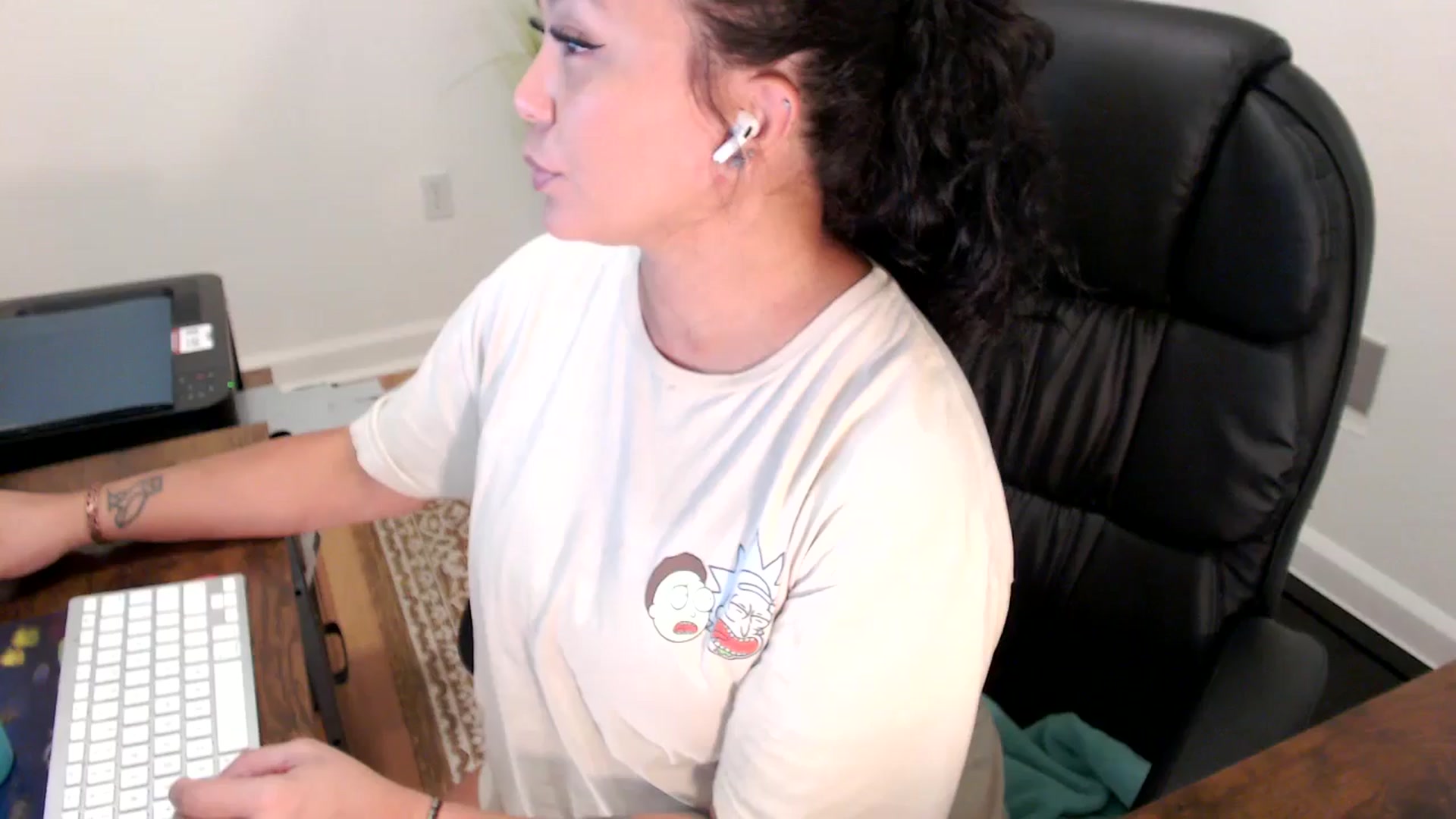 Gallery image thumbnail from MickaylaStar's myfreecams stream on, 07/03/2025, 19:37 image 4 of 20
