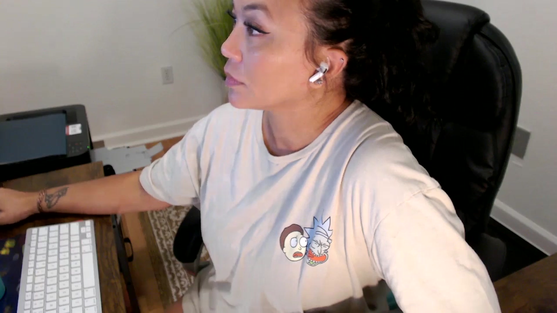 Gallery image thumbnail from MickaylaStar's myfreecams stream on, 07/03/2025, 19:37 image 5 of 20