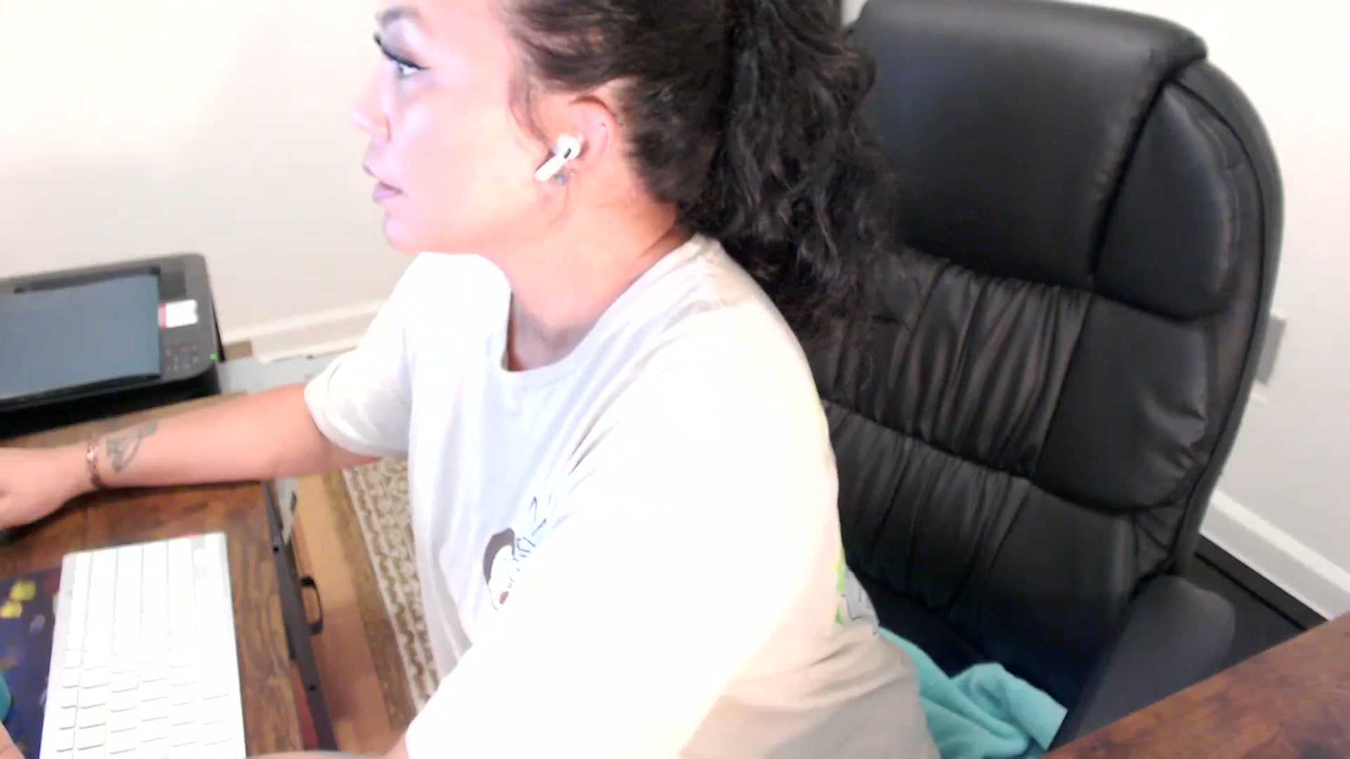 Gallery image thumbnail from MickaylaStar's myfreecams stream on, 07/03/2025, 19:37 image 12 of 20