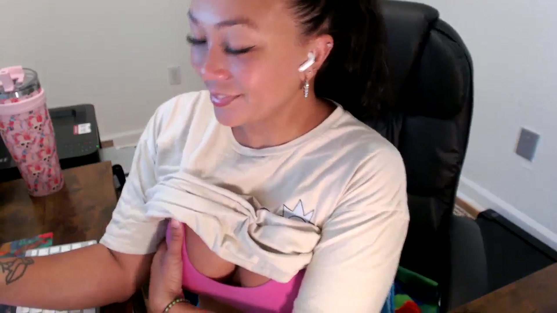 Gallery image thumbnail from MickaylaStar's myfreecams stream on, 07/21/2025, 14:06 image 18 of 20