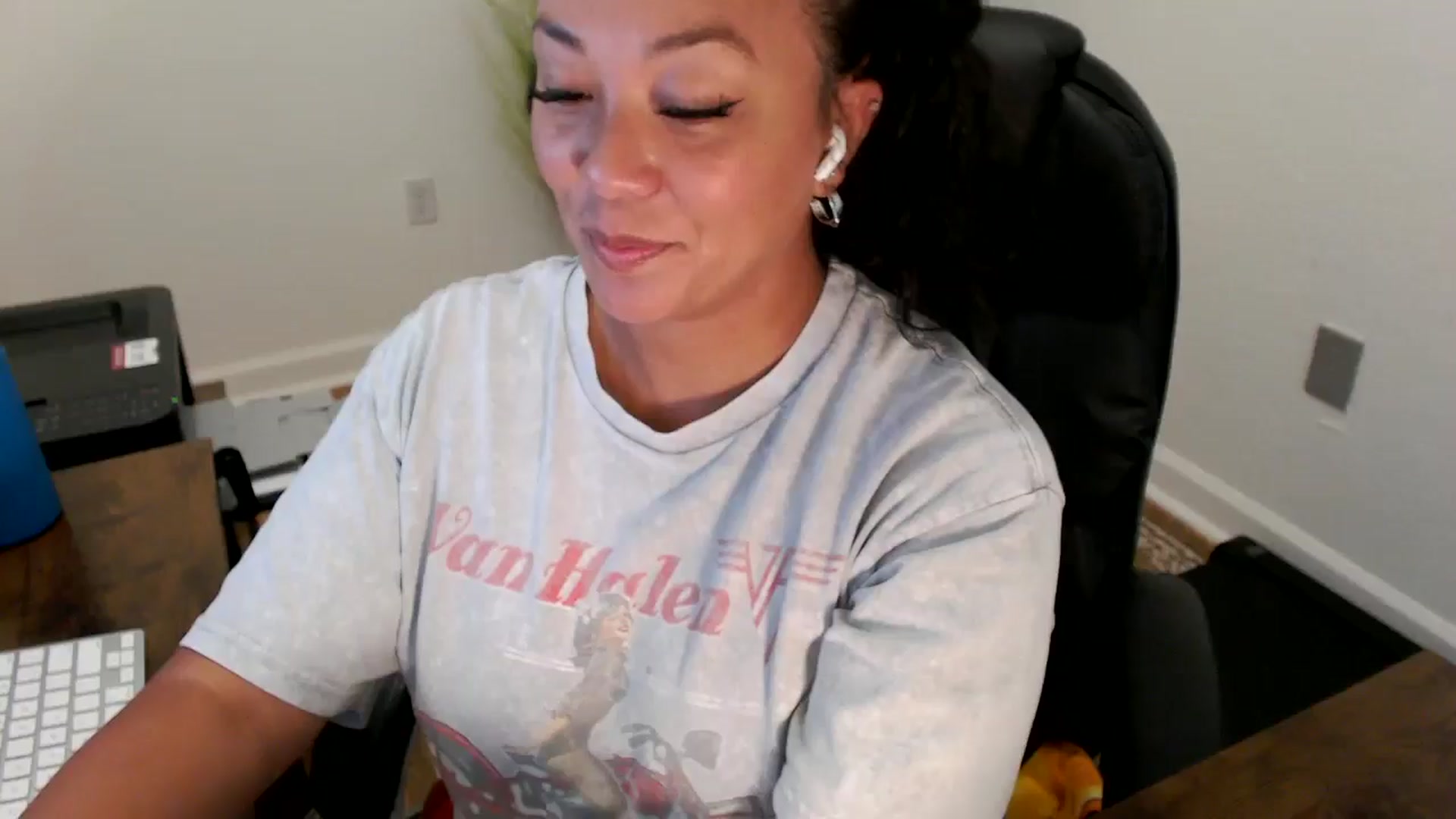 Gallery image thumbnail from MickaylaStar's myfreecams stream on, 07/22/2025, 18:07 image 8 of 20